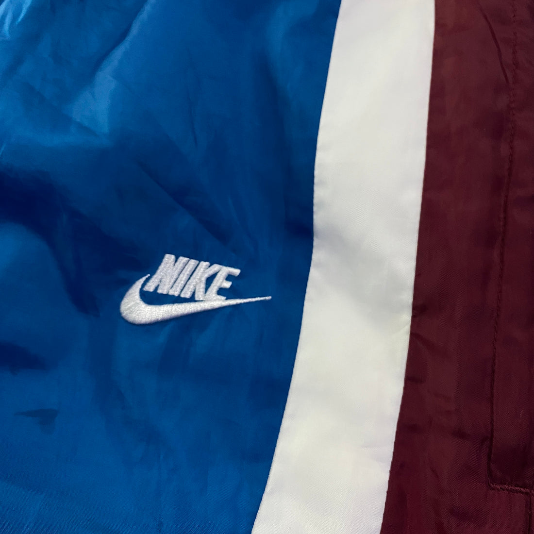 Pantalón Cortavientos Nike Paneles Blanco y Granate Azul