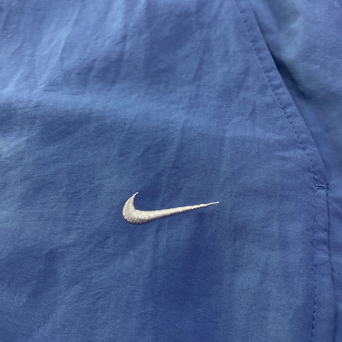 Pantalón Cortavientos Nike Liso Swoosh Bordado Azul