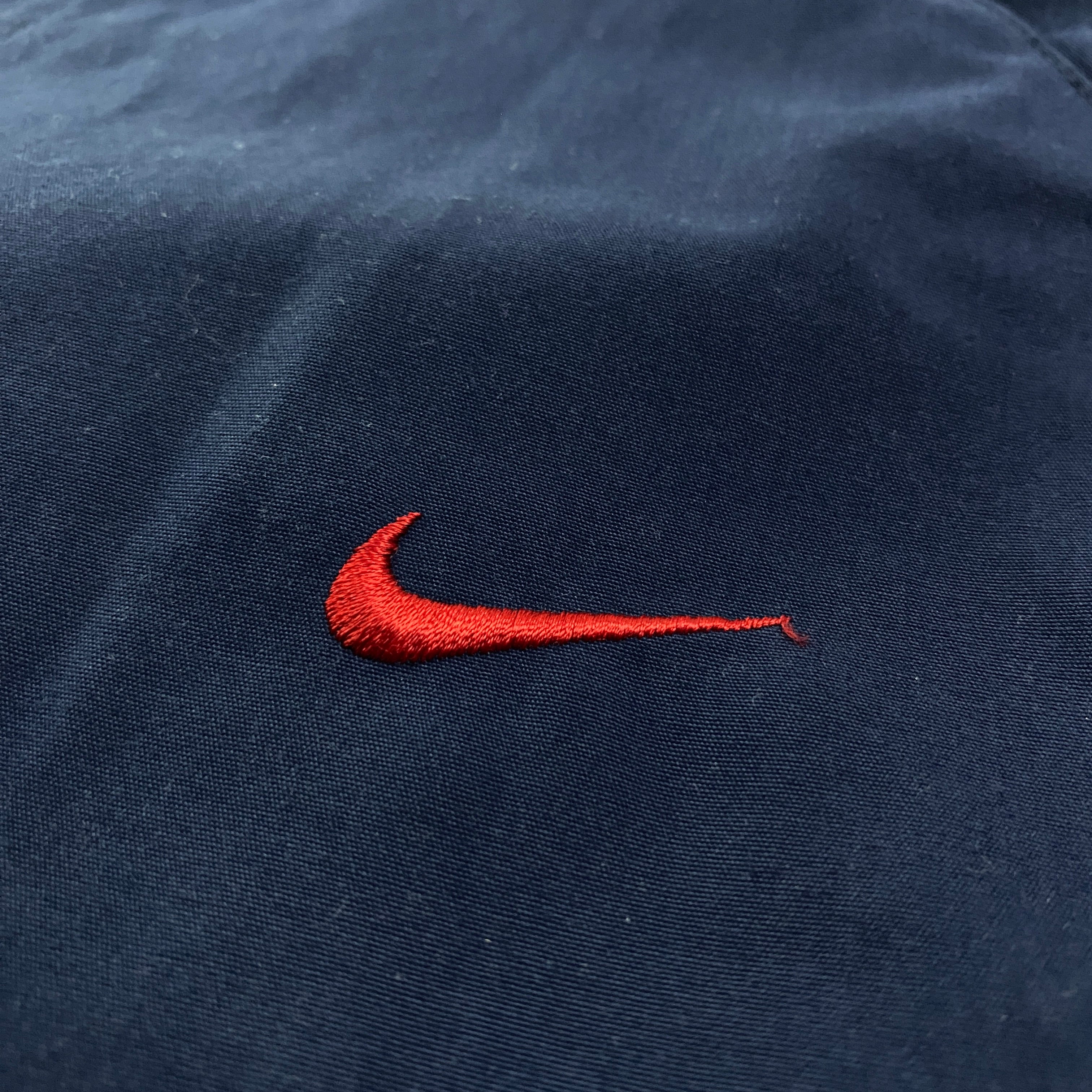 Pantalón Chándal Nike Detalle Bandas Rojas Azul Marino