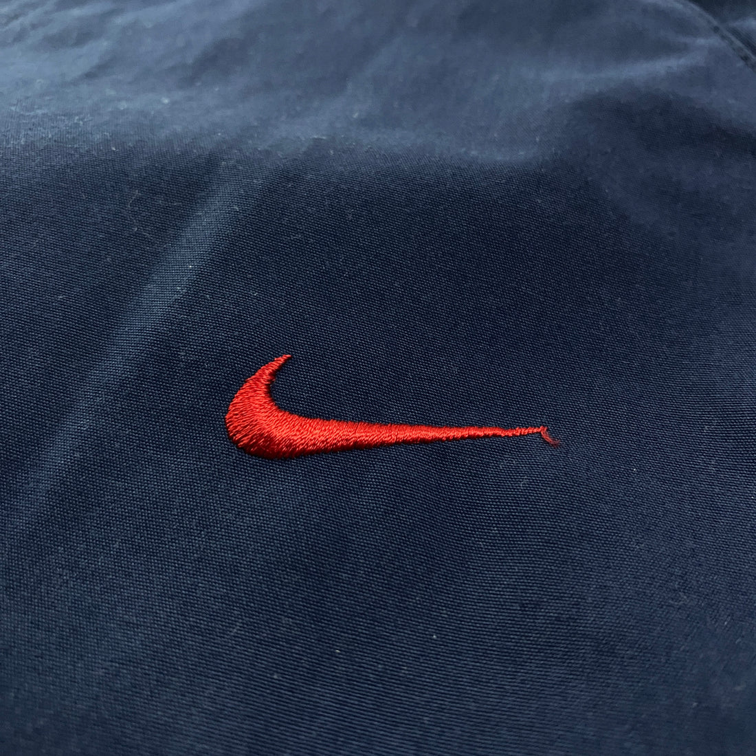 Pantalón Chándal Nike Detalle Bandas Rojas Azul Marino