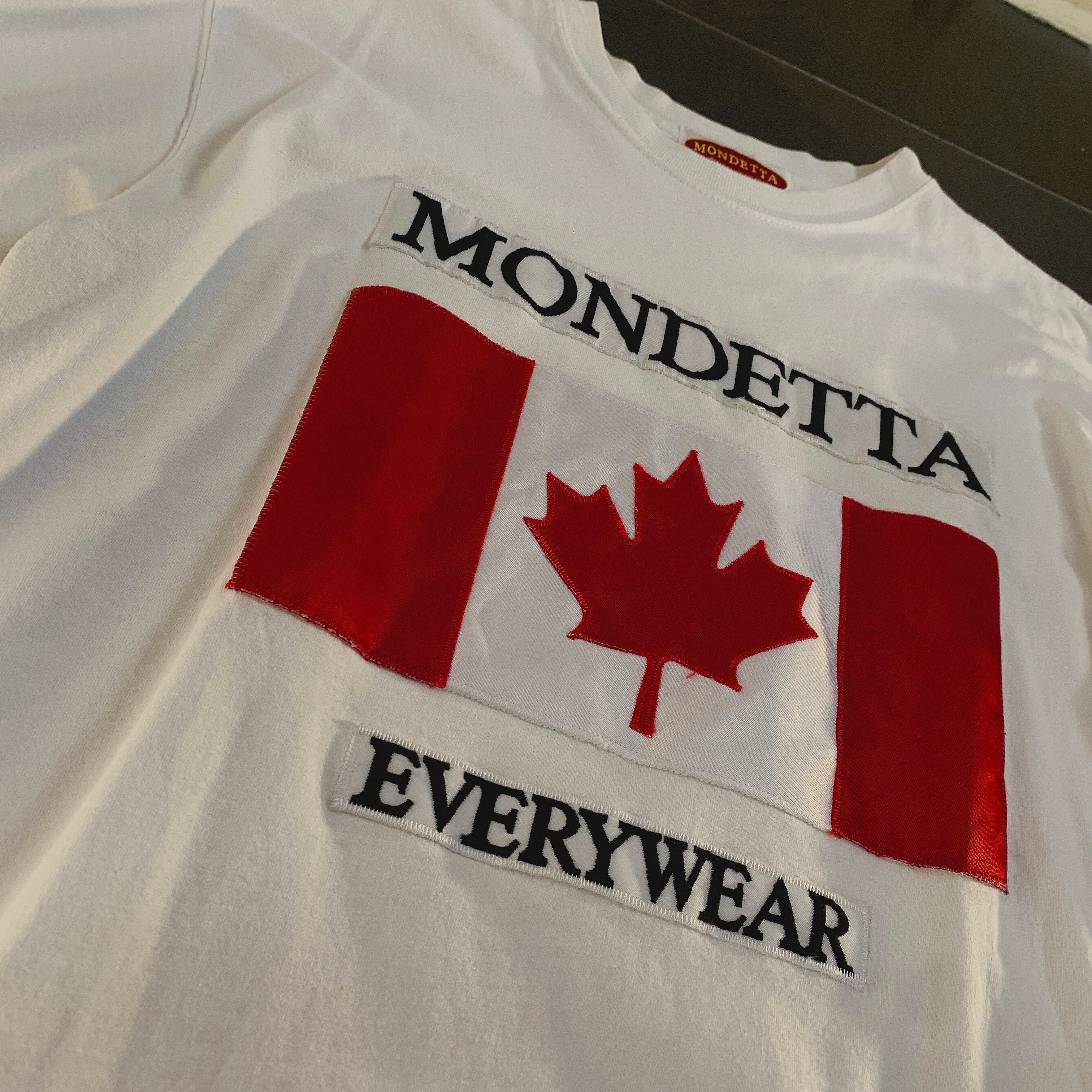 Mondetta - detalle parche bandera Canadá