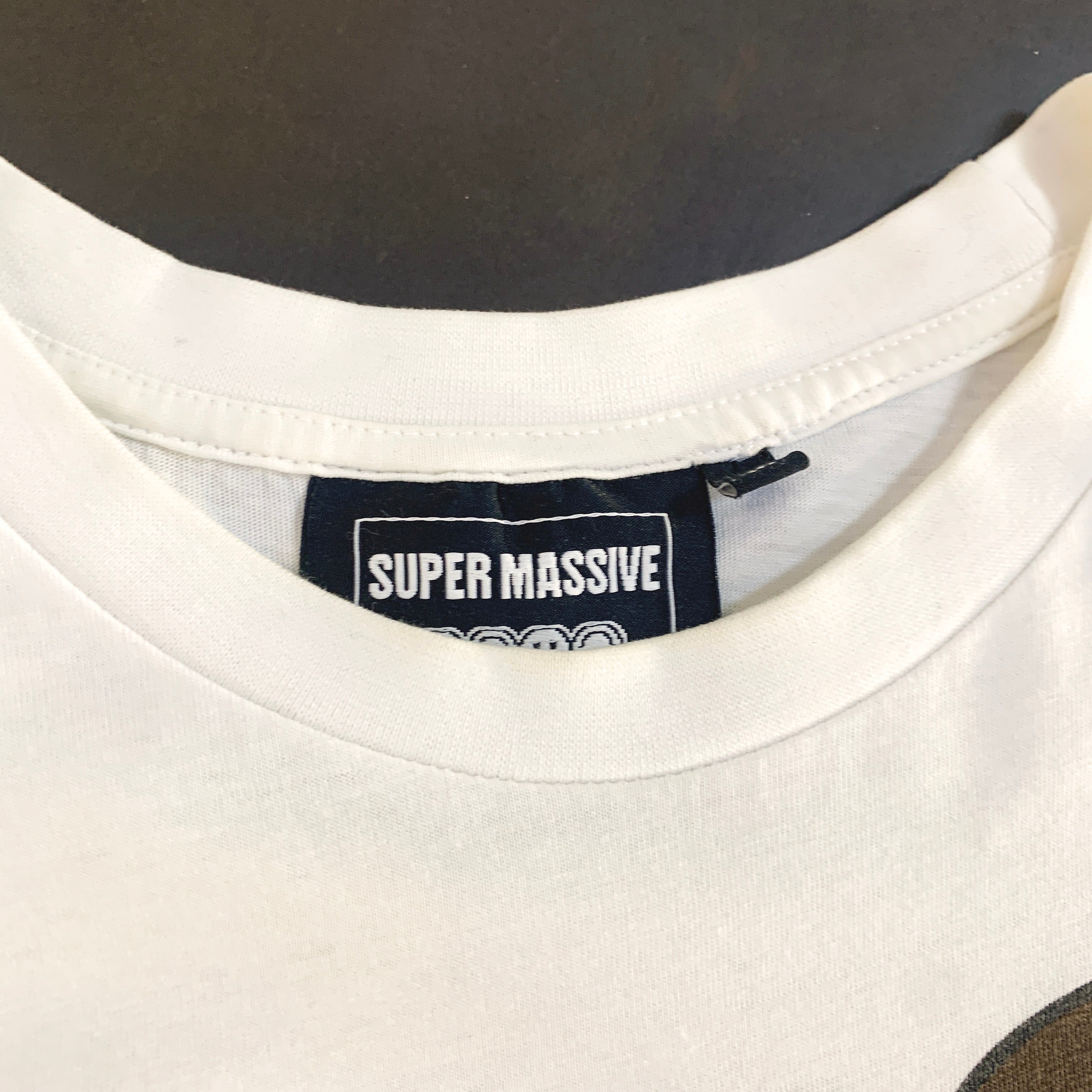 Super Massive - etiqueta cuello