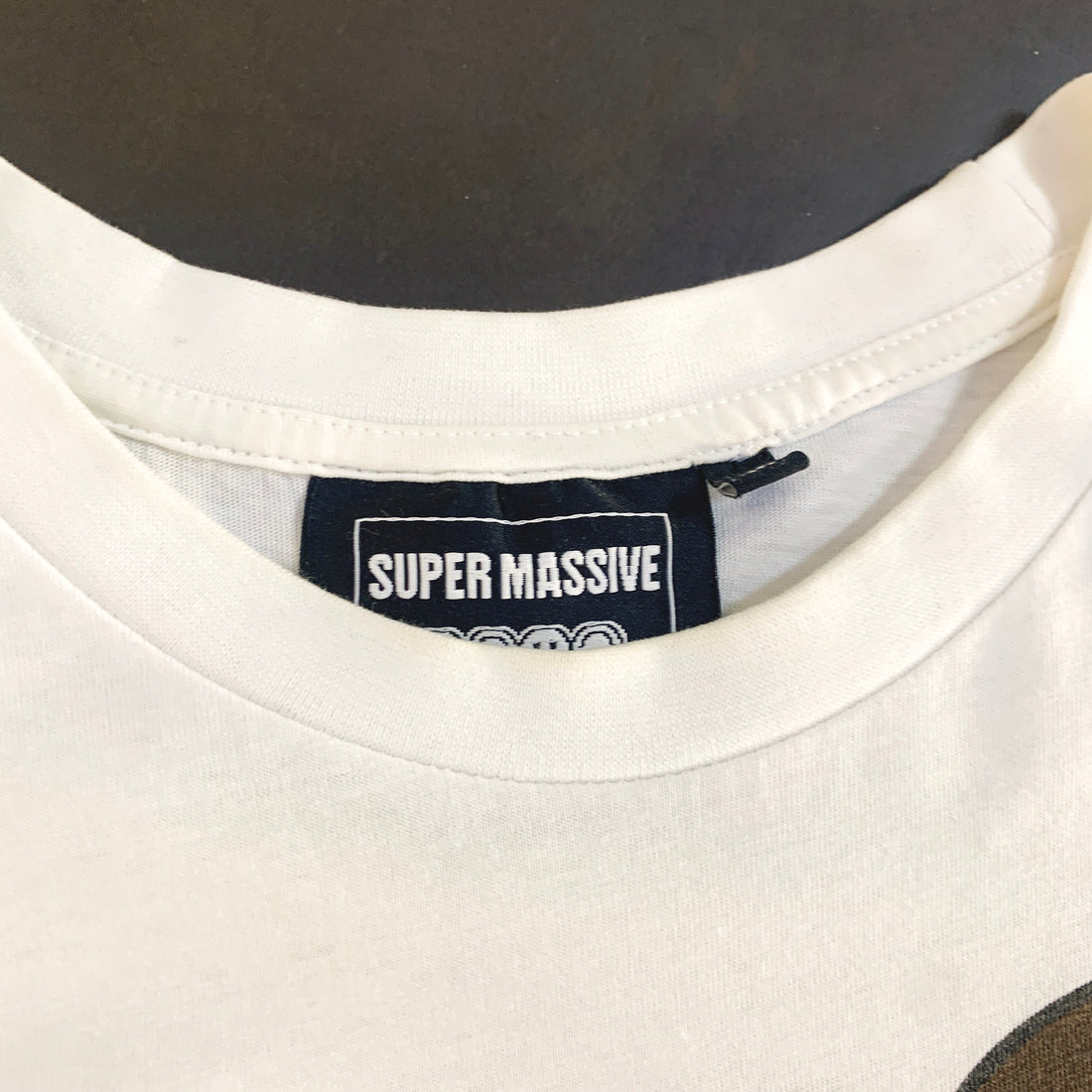 Super Massive - etiqueta cuello