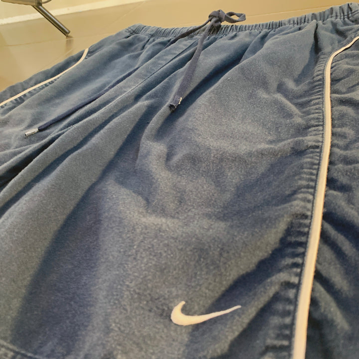 Pantalón Corto Nike Vintage Azul con Ribete Blanco