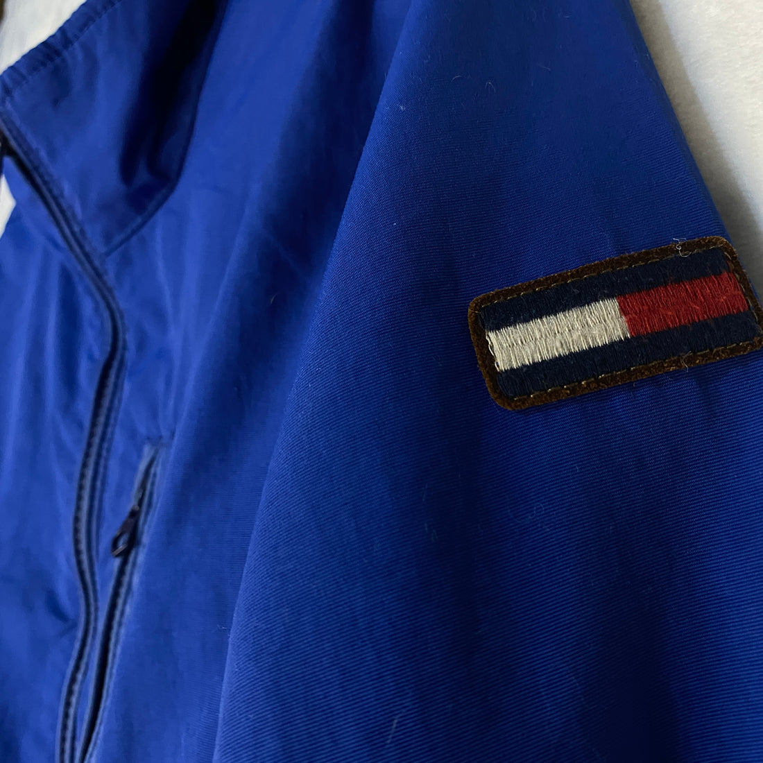 CHAQUETA TOMMY HILFIGER BOMBER AZUL ELÉCTRICO