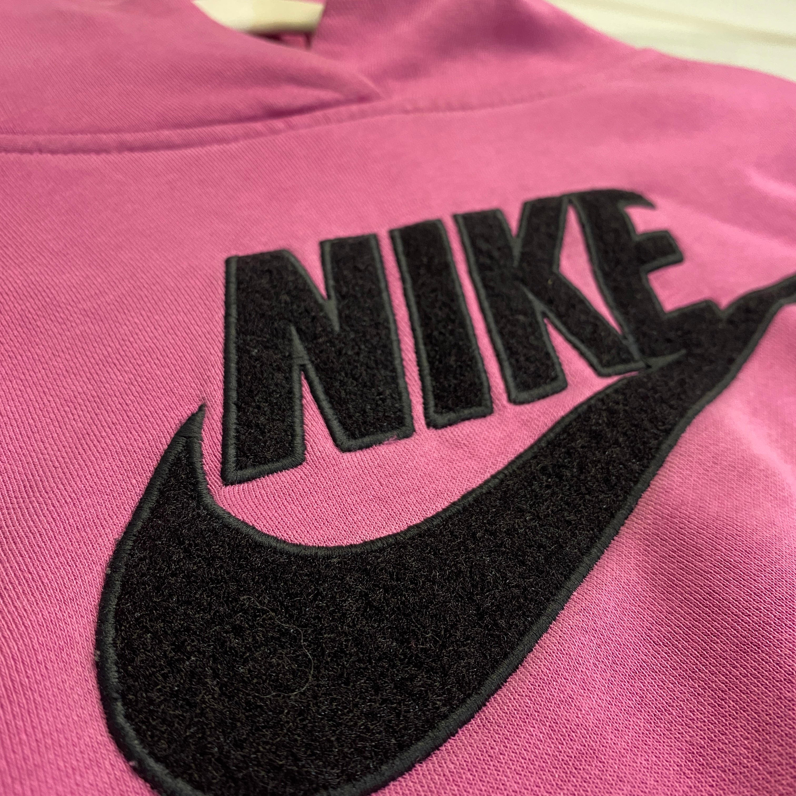 SUDADERA NIKE CROPPED CON CAPUCHA ROSA FUCSIA