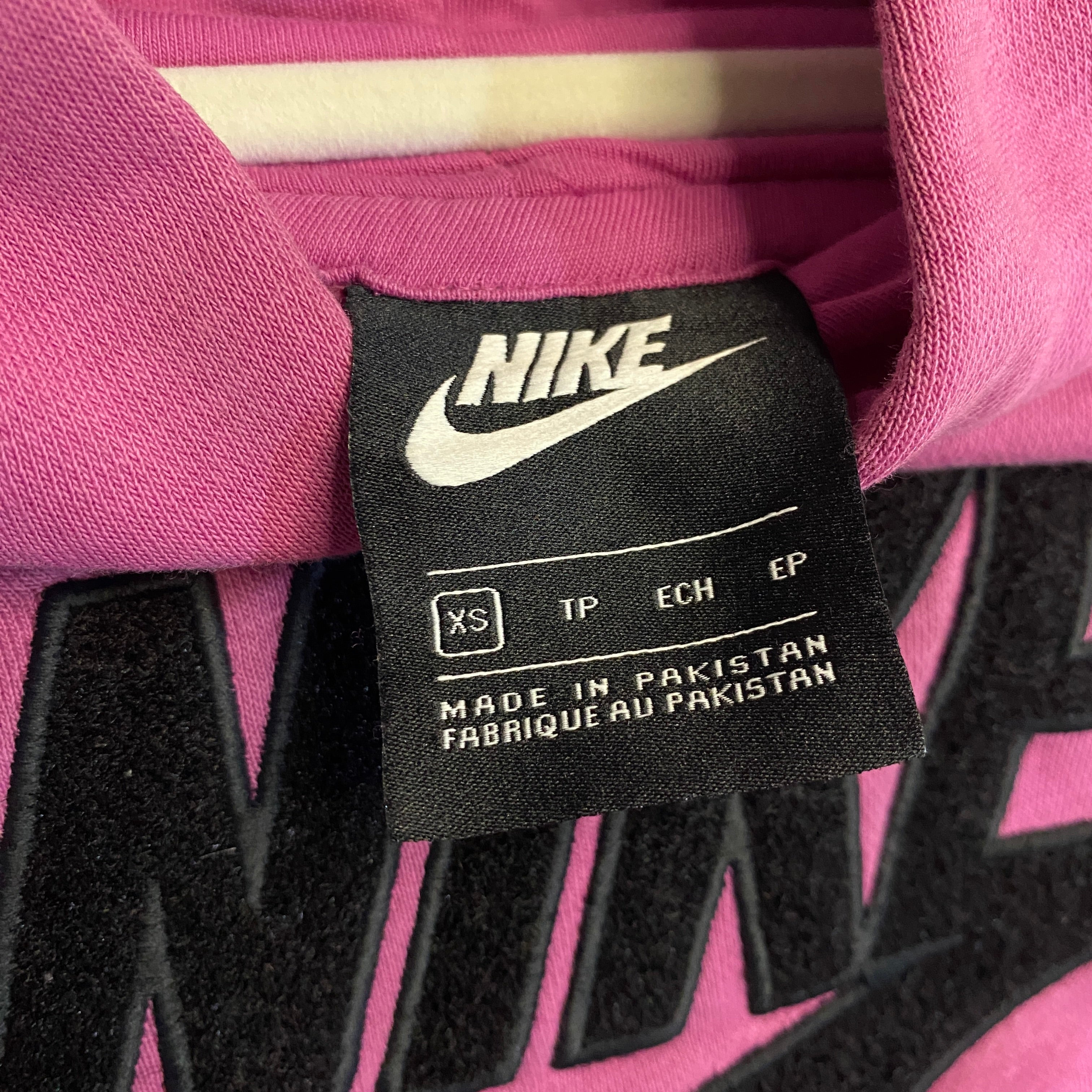 SUDADERA NIKE CROPPED CON CAPUCHA ROSA FUCSIA