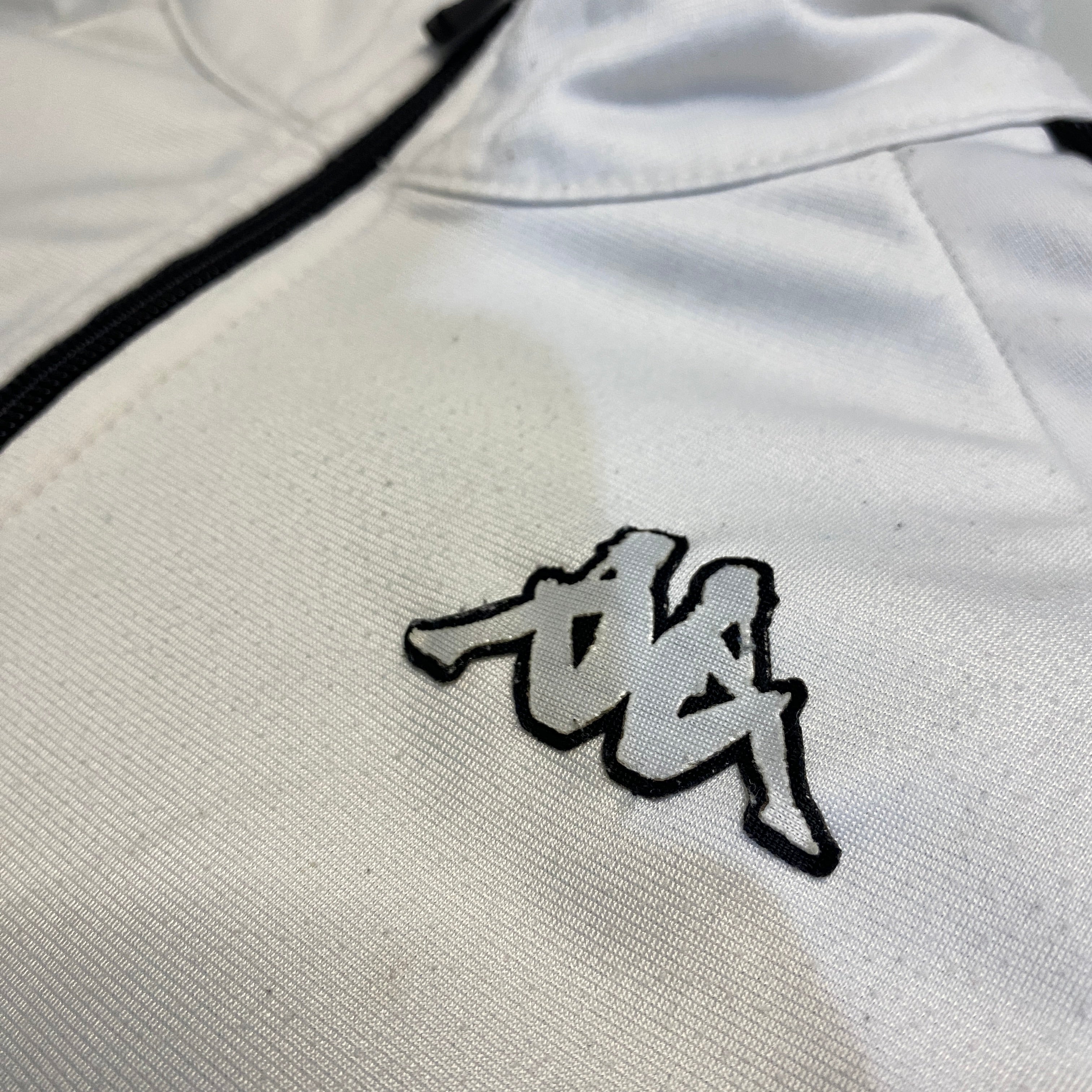 CHAQUETA KAPPA BLANCA CON BANDAS NEGRAS LOGO KAPPA