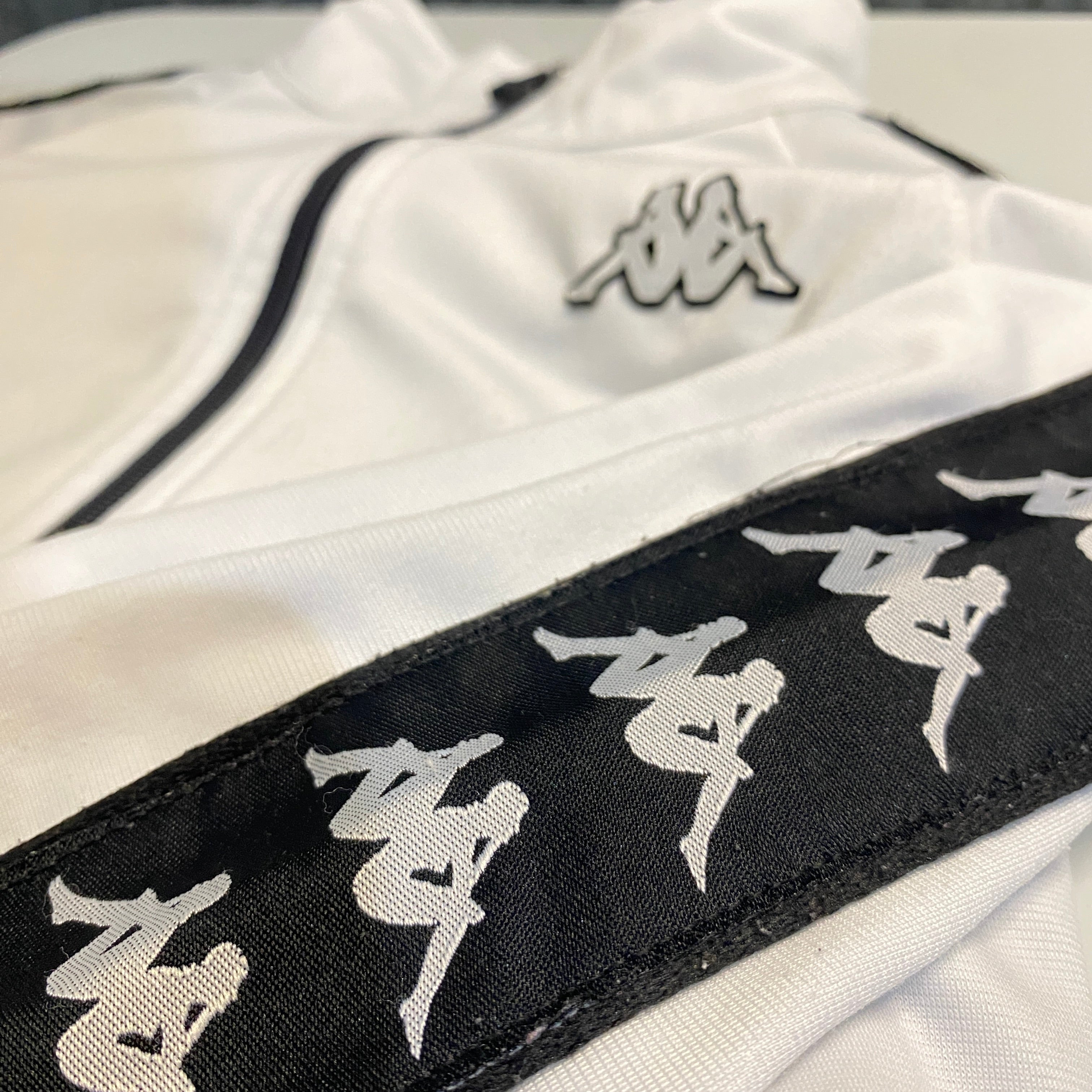 CHAQUETA KAPPA BLANCA CON BANDAS NEGRAS LOGO KAPPA