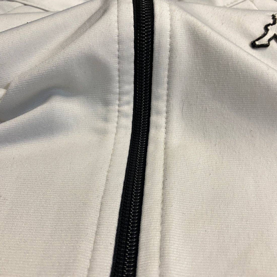 CHAQUETA KAPPA BLANCA CON BANDAS NEGRAS LOGO KAPPA