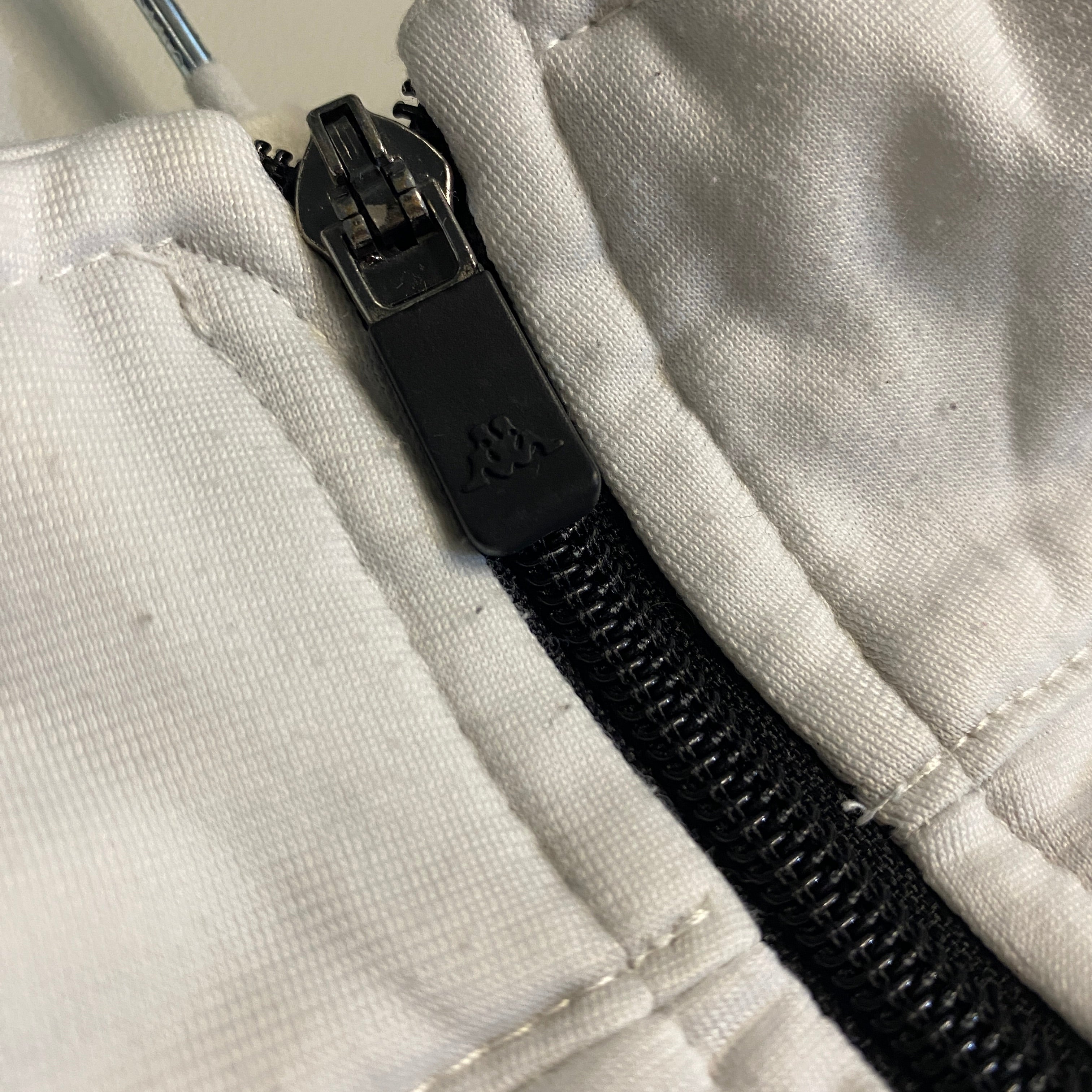 CHAQUETA KAPPA BLANCA CON BANDAS NEGRAS LOGO KAPPA