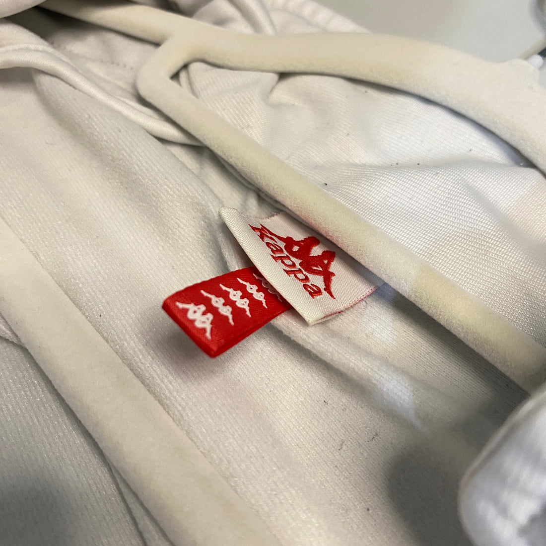 CHAQUETA KAPPA BLANCA CON BANDAS NEGRAS LOGO KAPPA