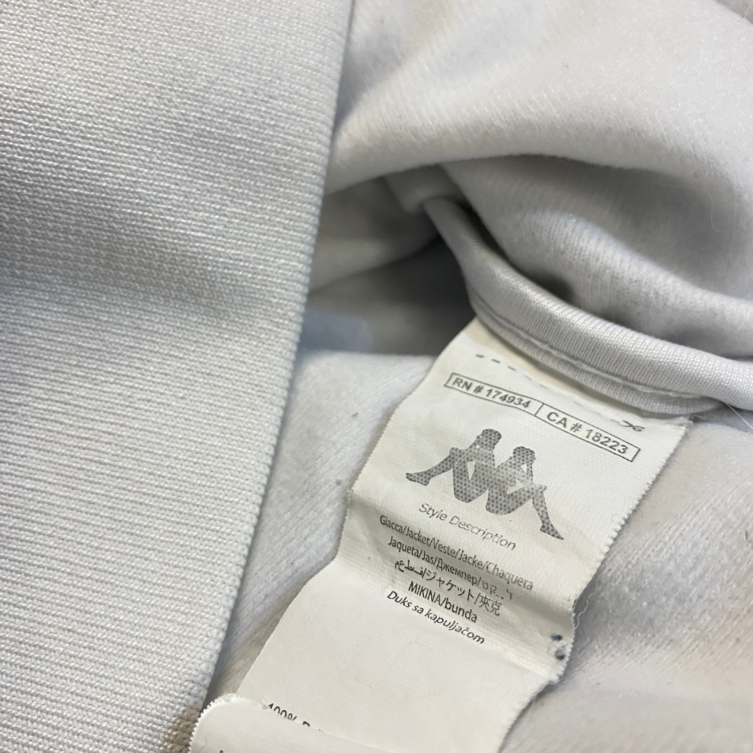 CHAQUETA KAPPA BLANCA CON BANDAS NEGRAS LOGO KAPPA