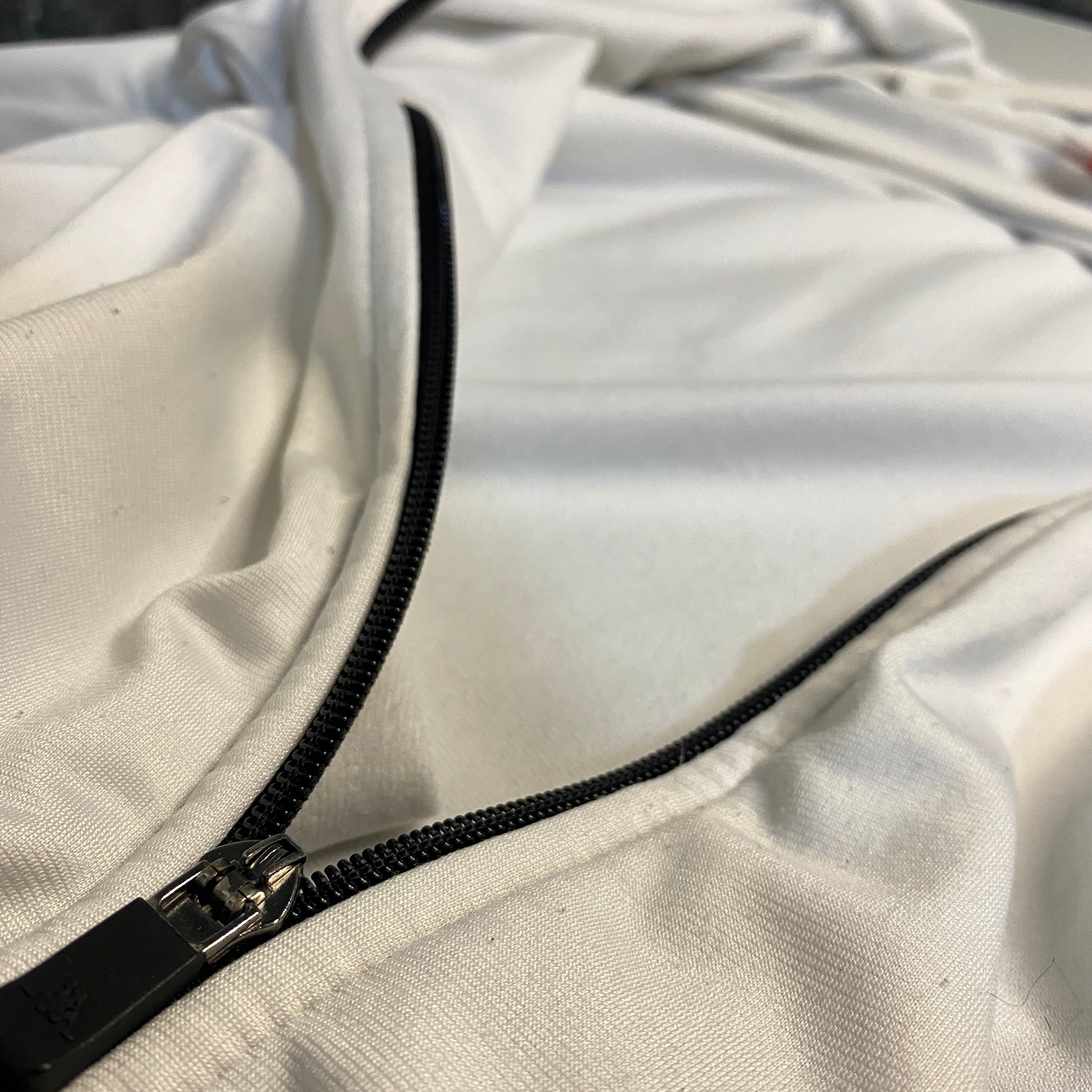 CHAQUETA KAPPA BLANCA CON BANDAS NEGRAS LOGO KAPPA