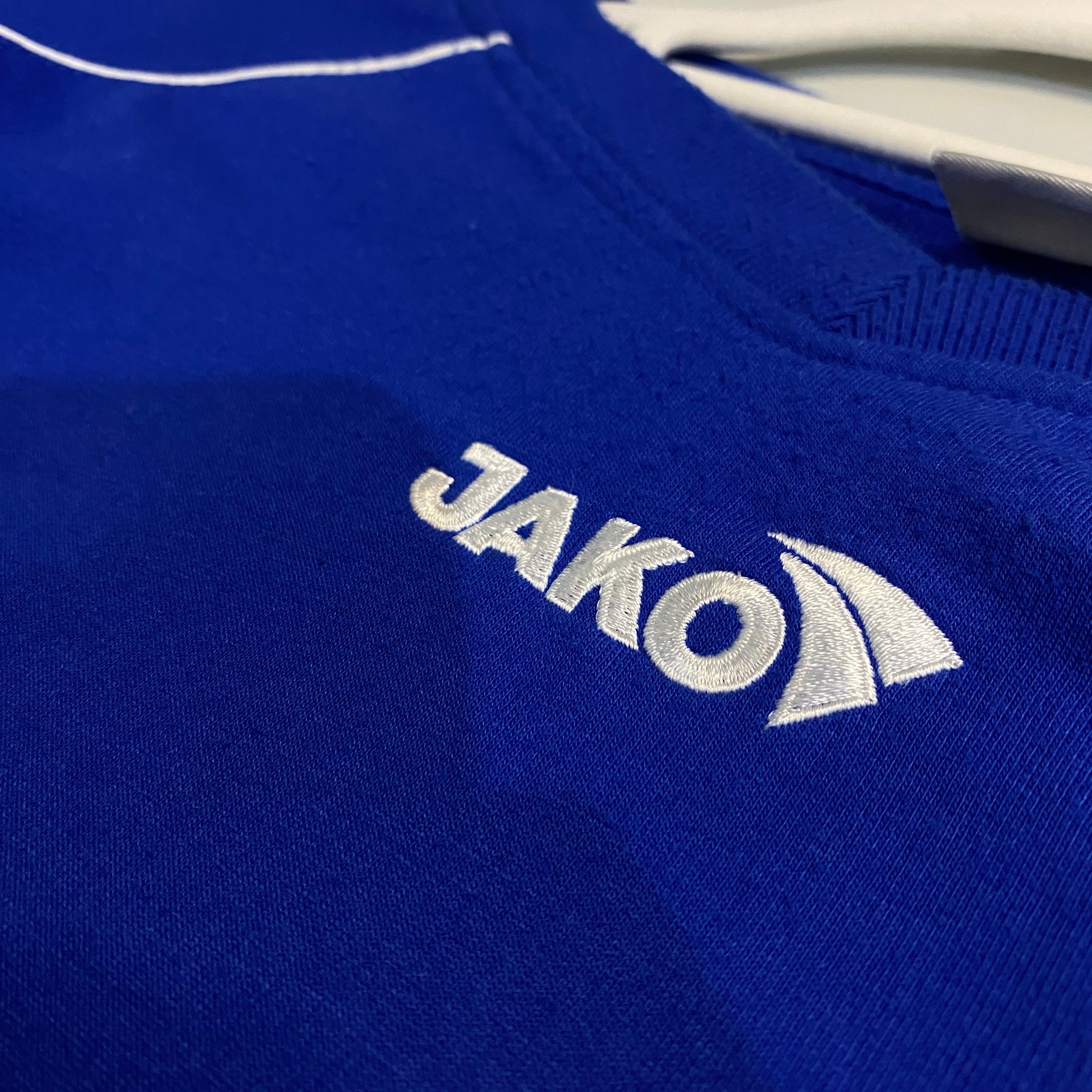 SUDADERA JAKO AZUL ROYAL CON BANDAS BLANCAS