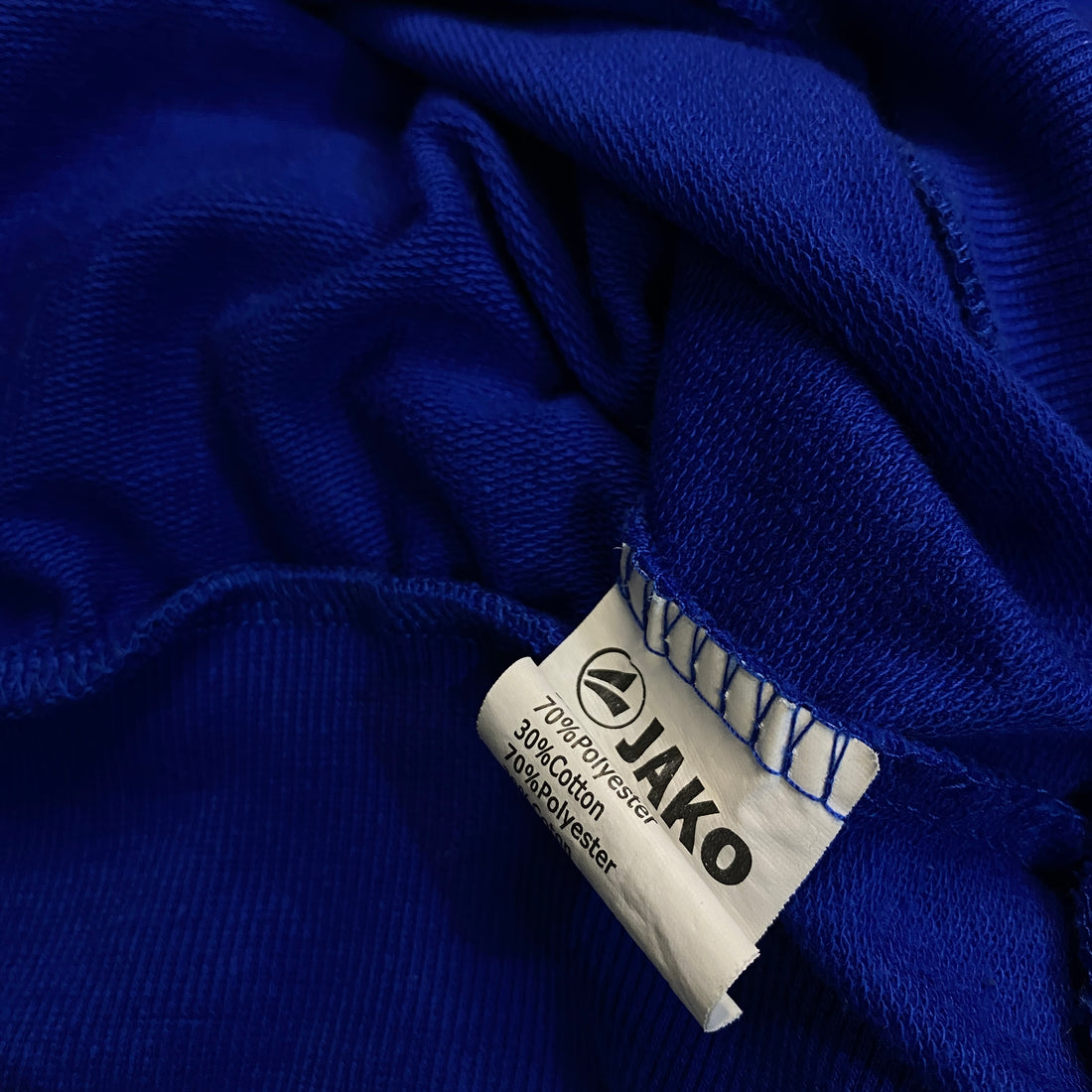 SUDADERA JAKO AZUL ROYAL CON BANDAS BLANCAS