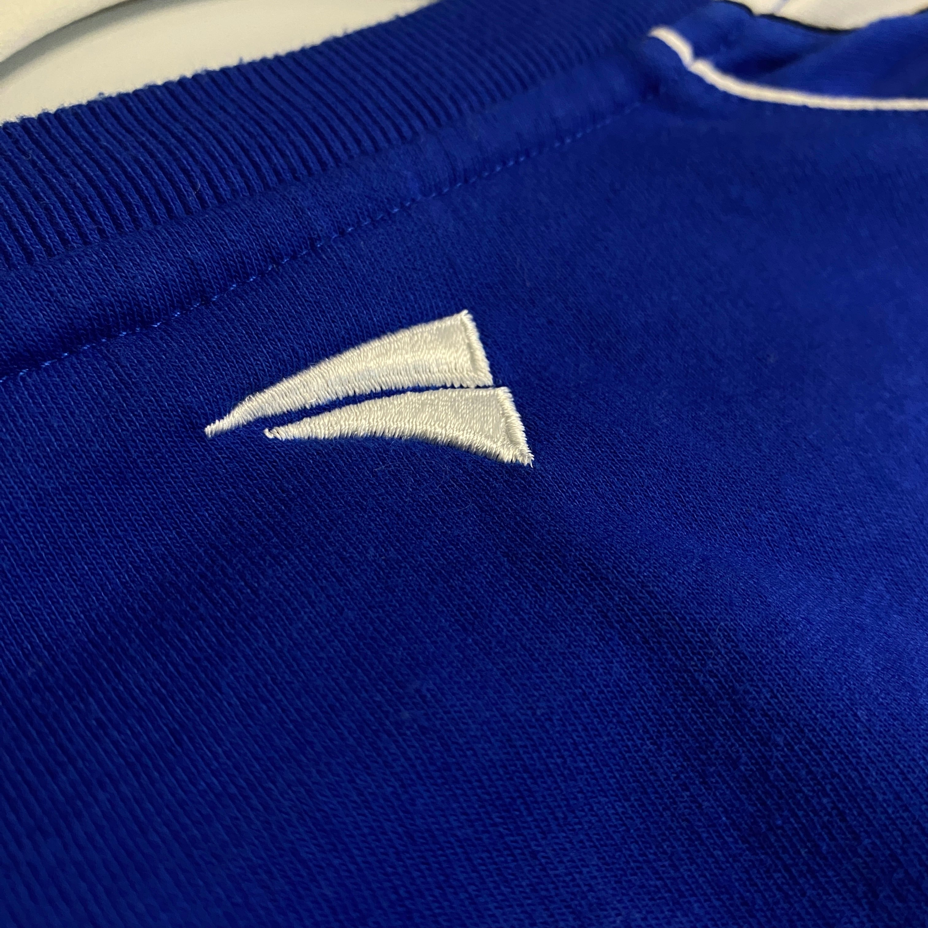 SUDADERA JAKO AZUL ROYAL CON BANDAS BLANCAS