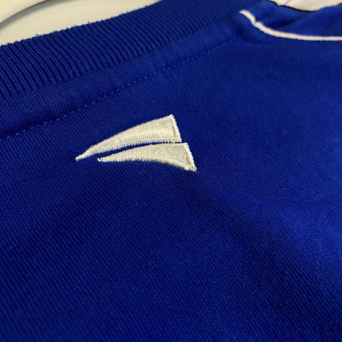 SUDADERA JAKO AZUL ROYAL CON BANDAS BLANCAS