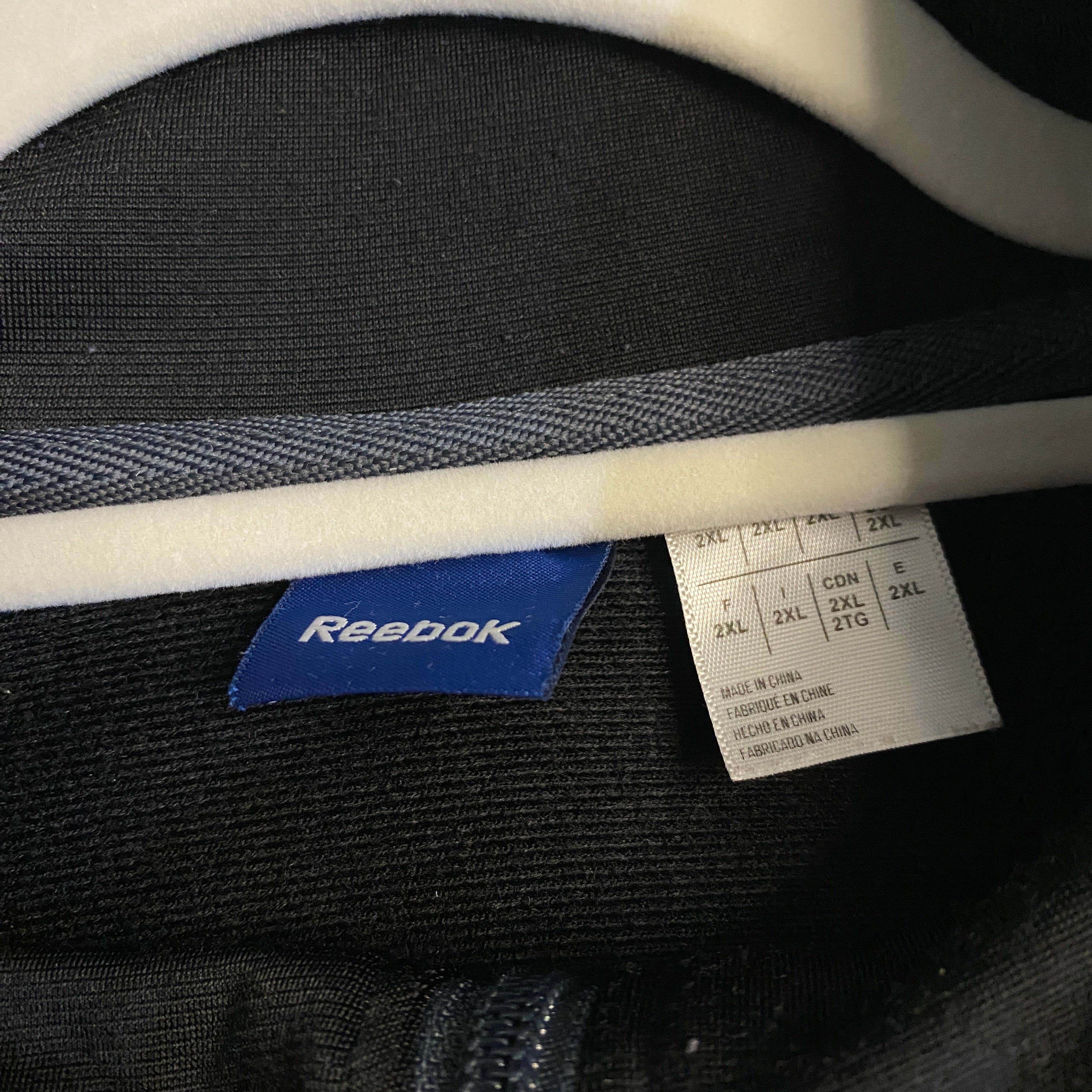 CHAQUETA REEBOK NEGRA CON PANEL AZUL Y GRIS