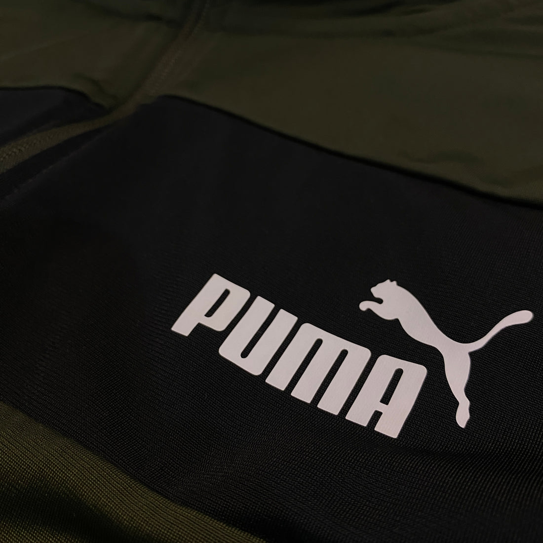 CHAQUETA PUMA VERDE OSCURO CON PANEL NEGRO