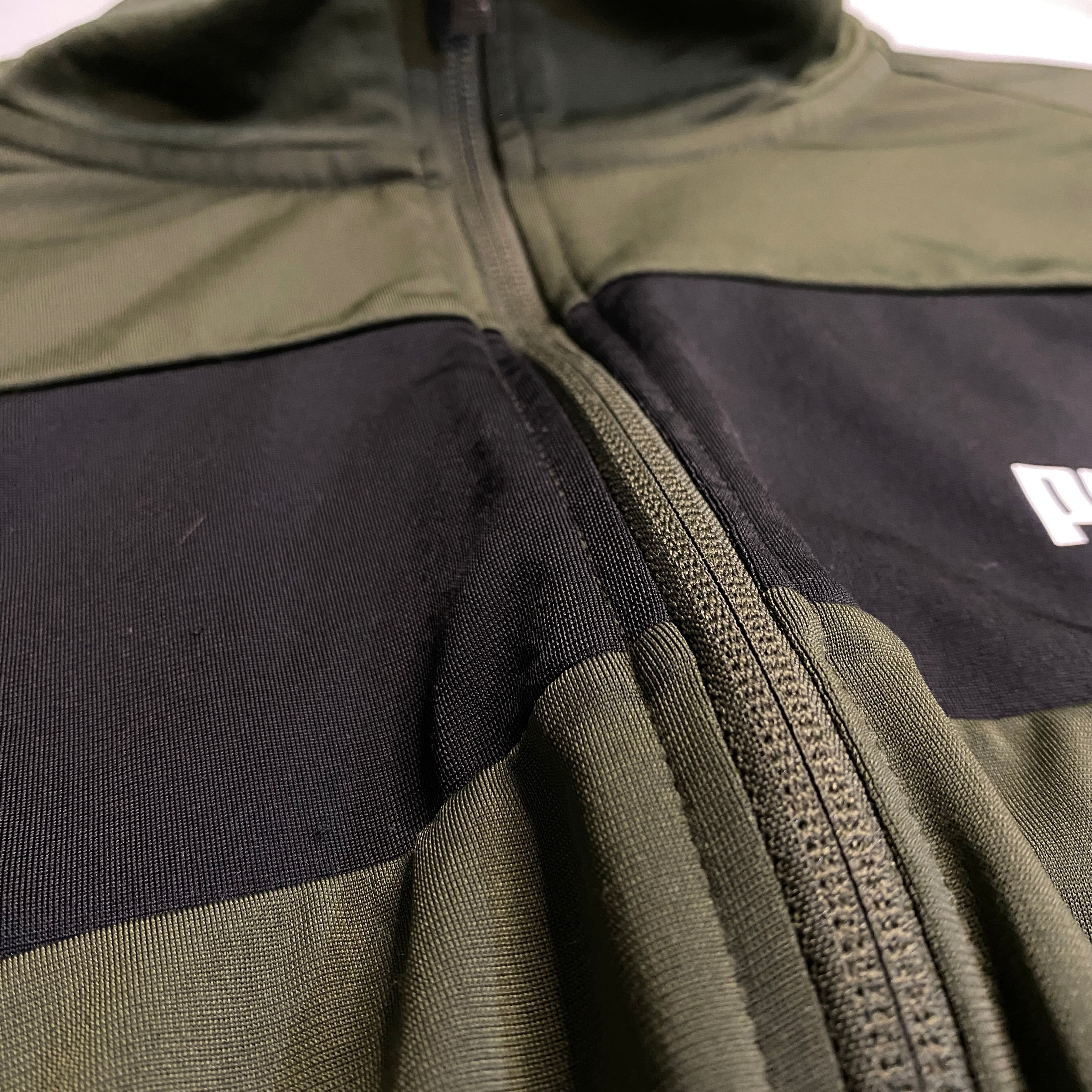 CHAQUETA PUMA VERDE OSCURO CON PANEL NEGRO