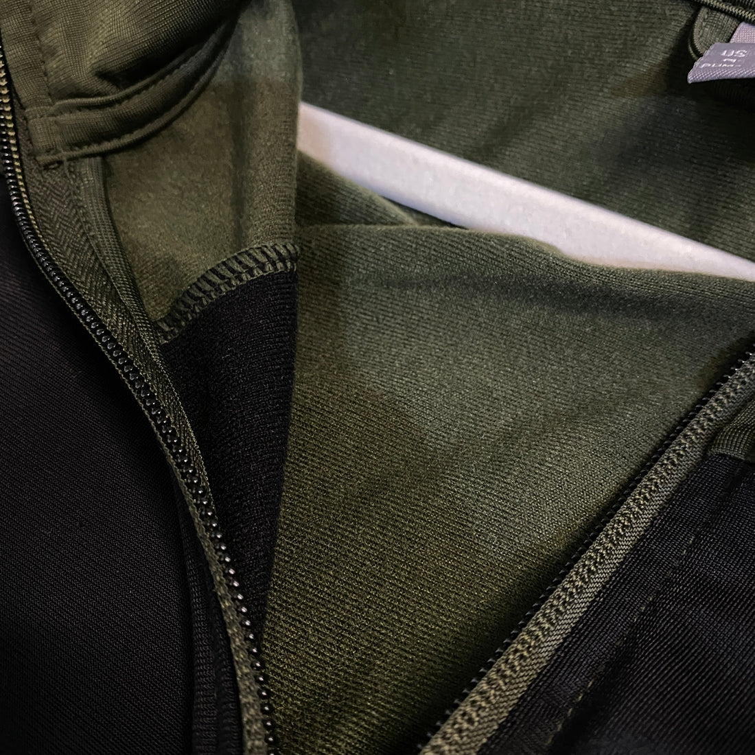 CHAQUETA PUMA VERDE OSCURO CON PANEL NEGRO