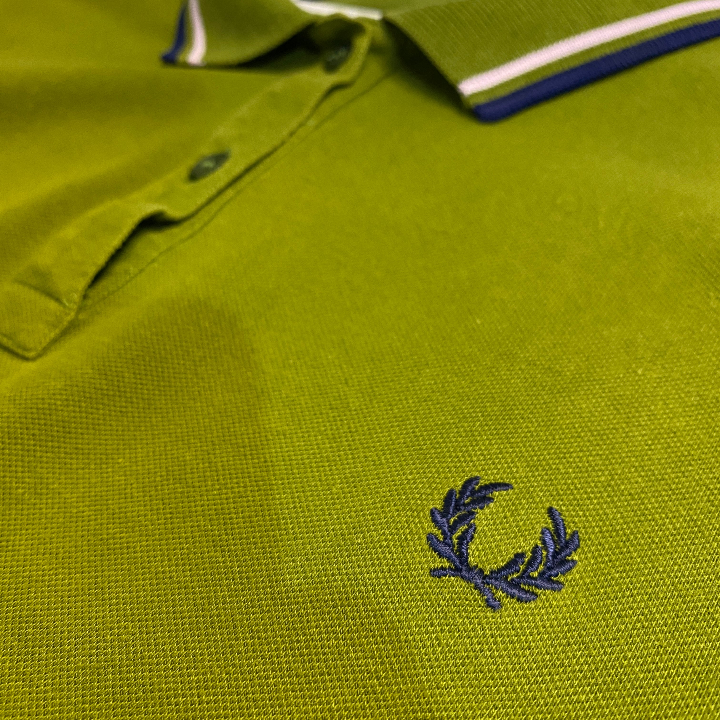 POLO FRED PERRY VERDE OLIVA CON DETALLES BLANCO-AZUL
