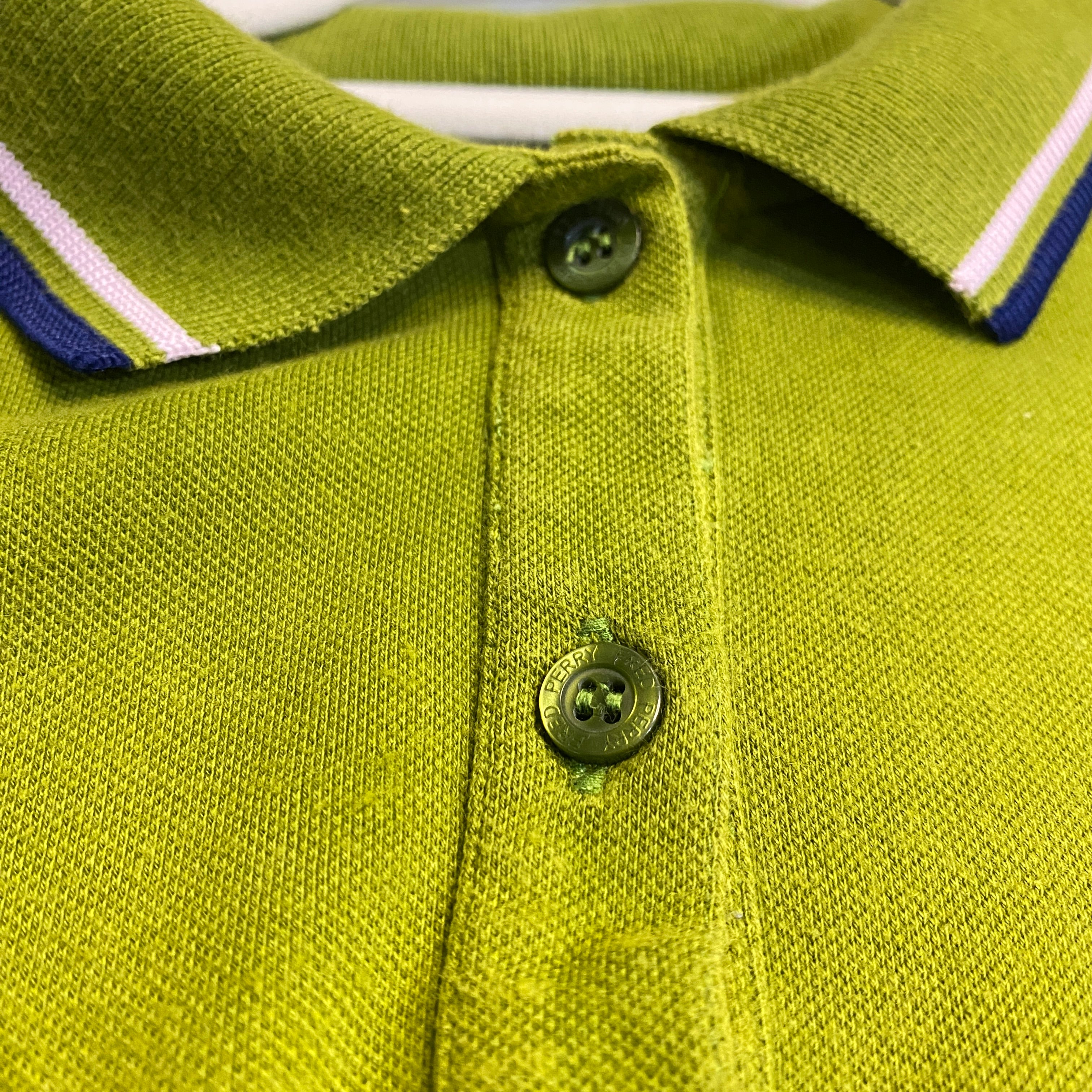 POLO FRED PERRY VERDE OLIVA CON DETALLES BLANCO-AZUL