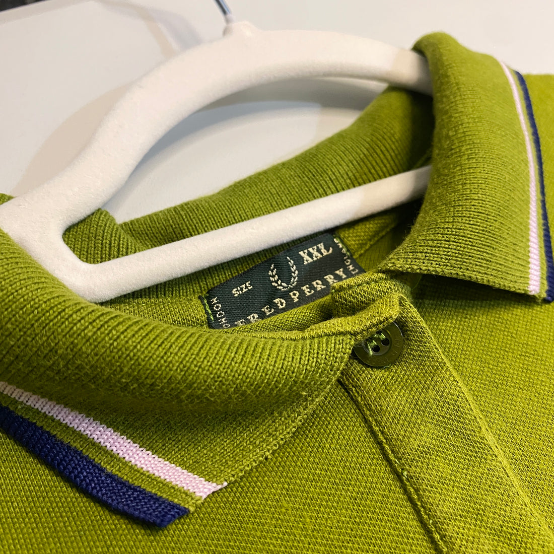 POLO FRED PERRY VERDE OLIVA CON DETALLES BLANCO-AZUL