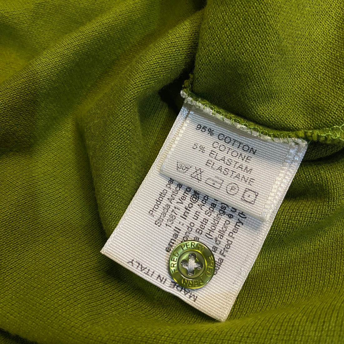POLO FRED PERRY VERDE OLIVA CON DETALLES BLANCO-AZUL