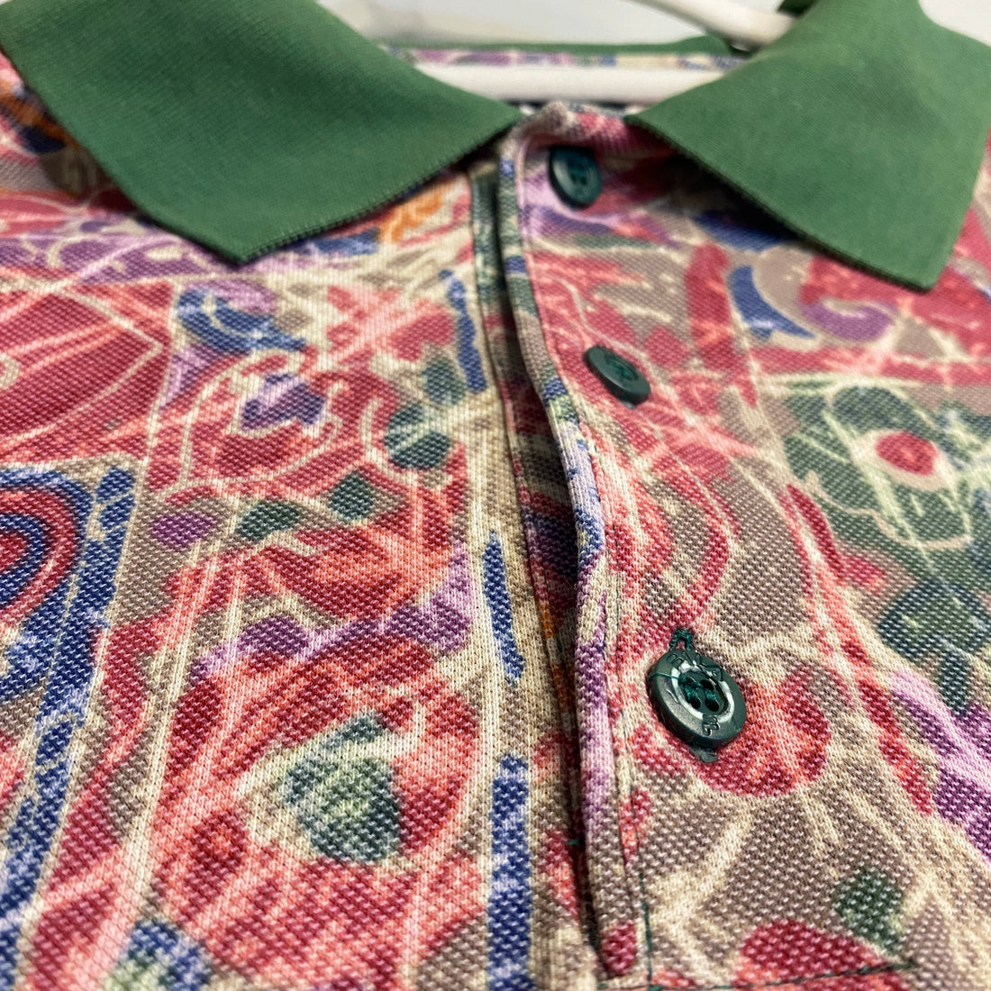 POLO FILA PRINT COLORIDO CON CUELLO VERDE