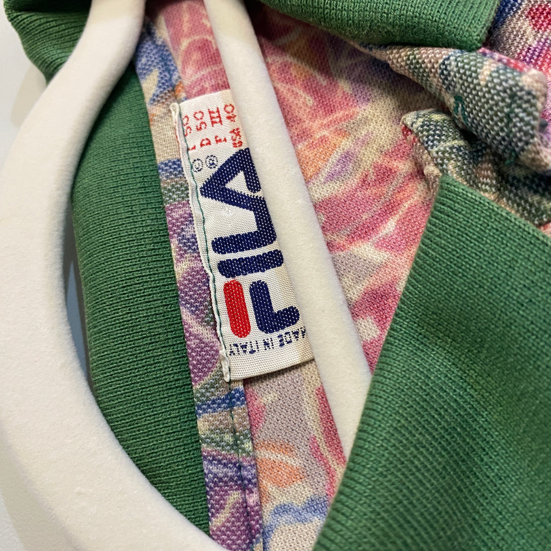 POLO FILA PRINT COLORIDO CON CUELLO VERDE