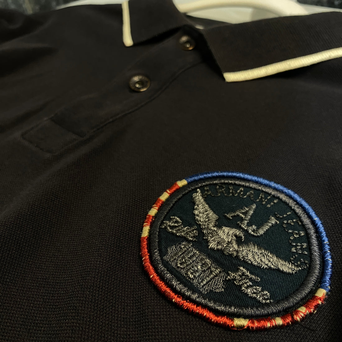 POLO ARMANI JEANS NEGRO CON DETALLES BEIGE Y PARCHE