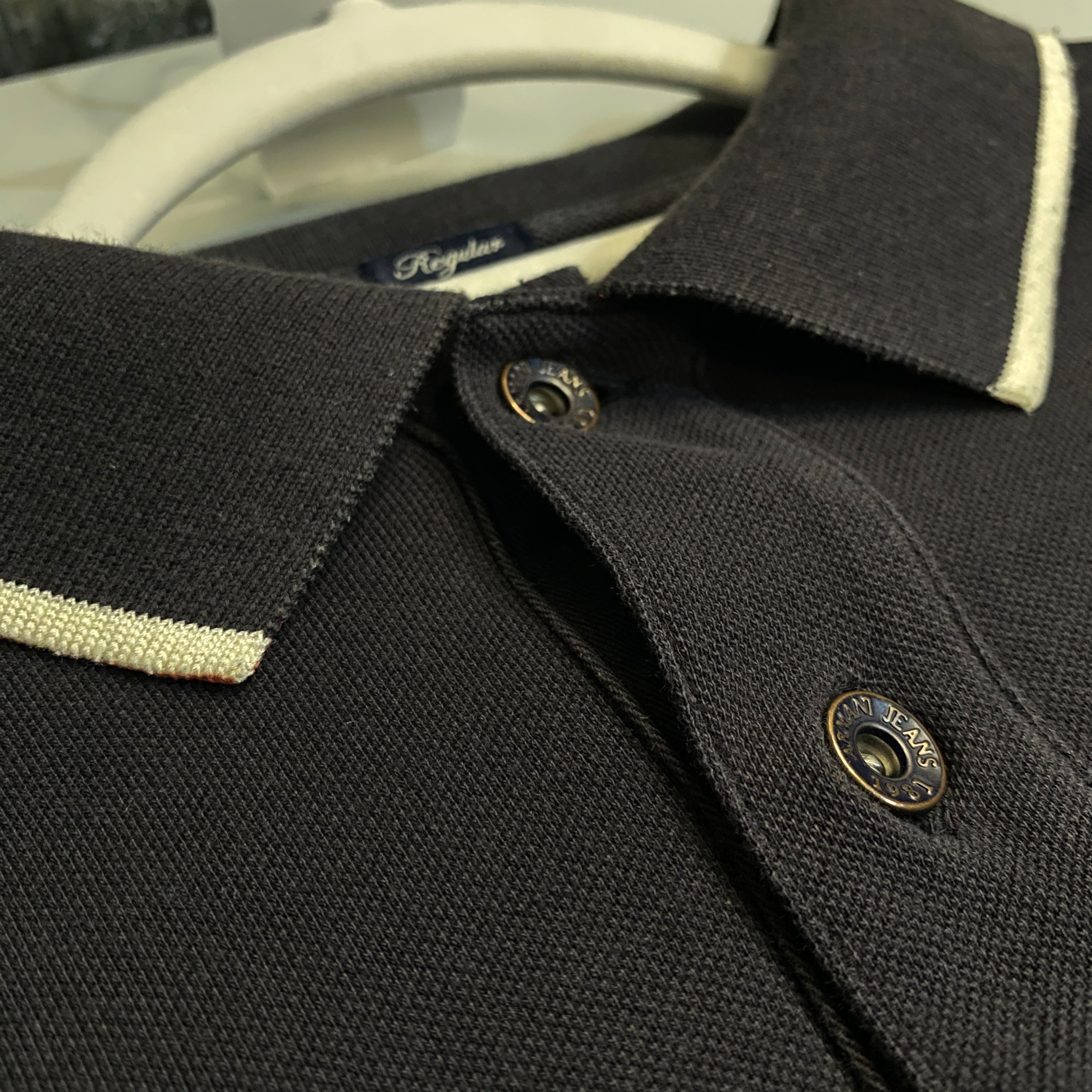 POLO ARMANI JEANS NEGRO CON DETALLES BEIGE Y PARCHE