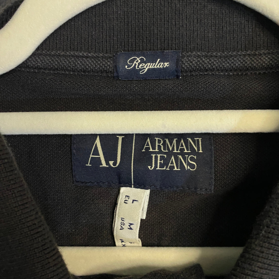 POLO ARMANI JEANS NEGRO CON DETALLES BEIGE Y PARCHE