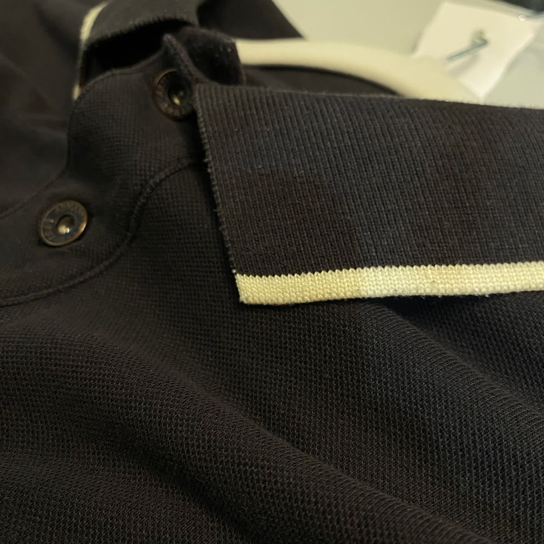 POLO ARMANI JEANS NEGRO CON DETALLES BEIGE Y PARCHE
