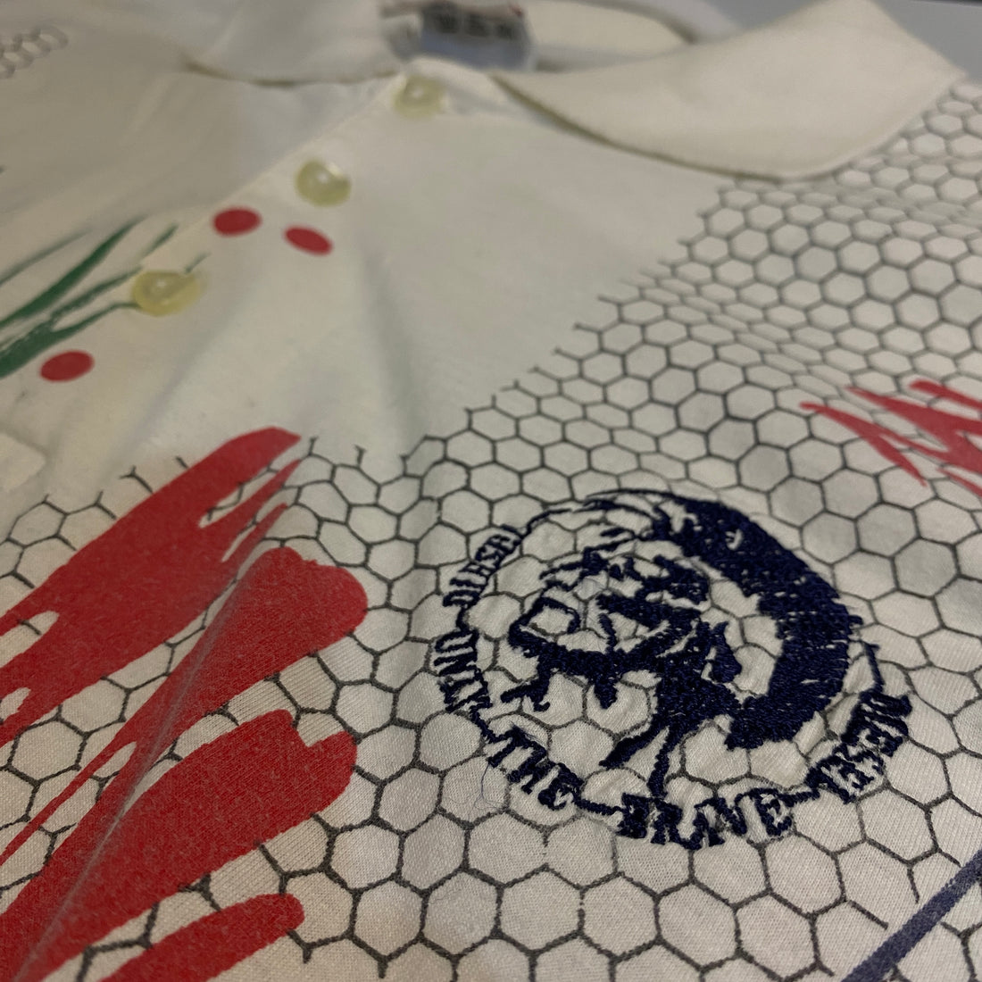 POLO DIESEL BLANCO CON PRINT GRÁFICO Y HEXÁGONOS