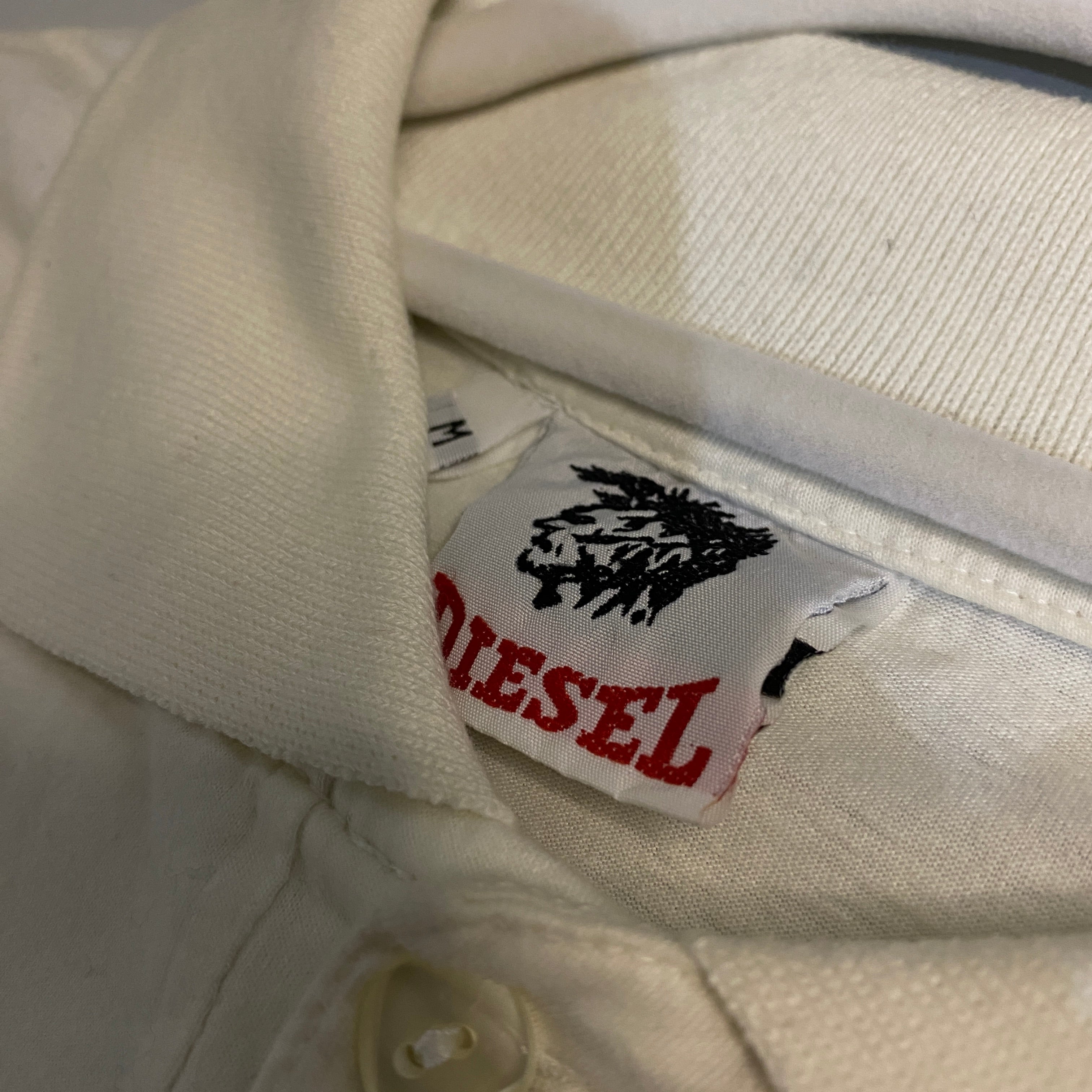 POLO DIESEL BLANCO CON PRINT GRÁFICO Y HEXÁGONOS