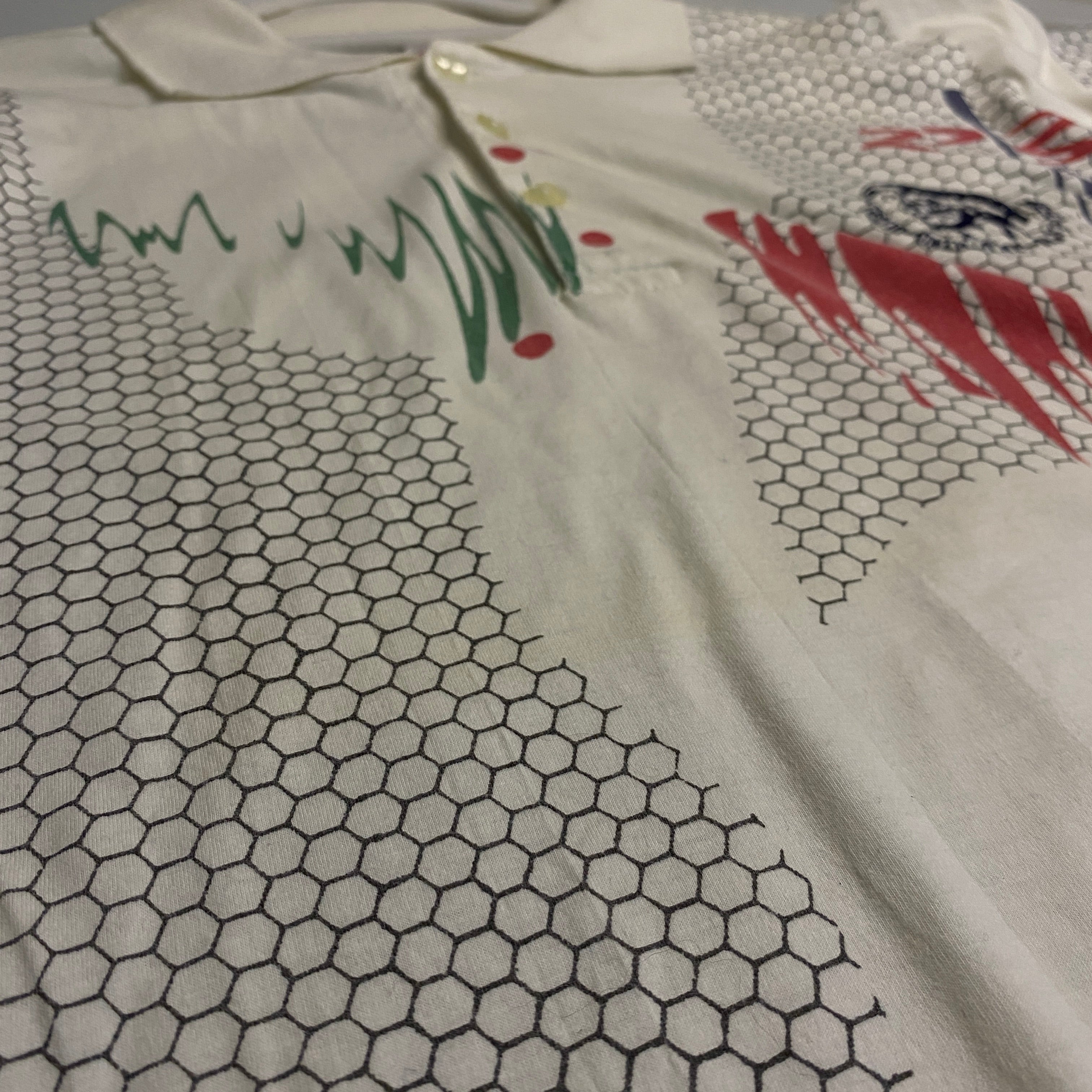 POLO DIESEL BLANCO CON PRINT GRÁFICO Y HEXÁGONOS