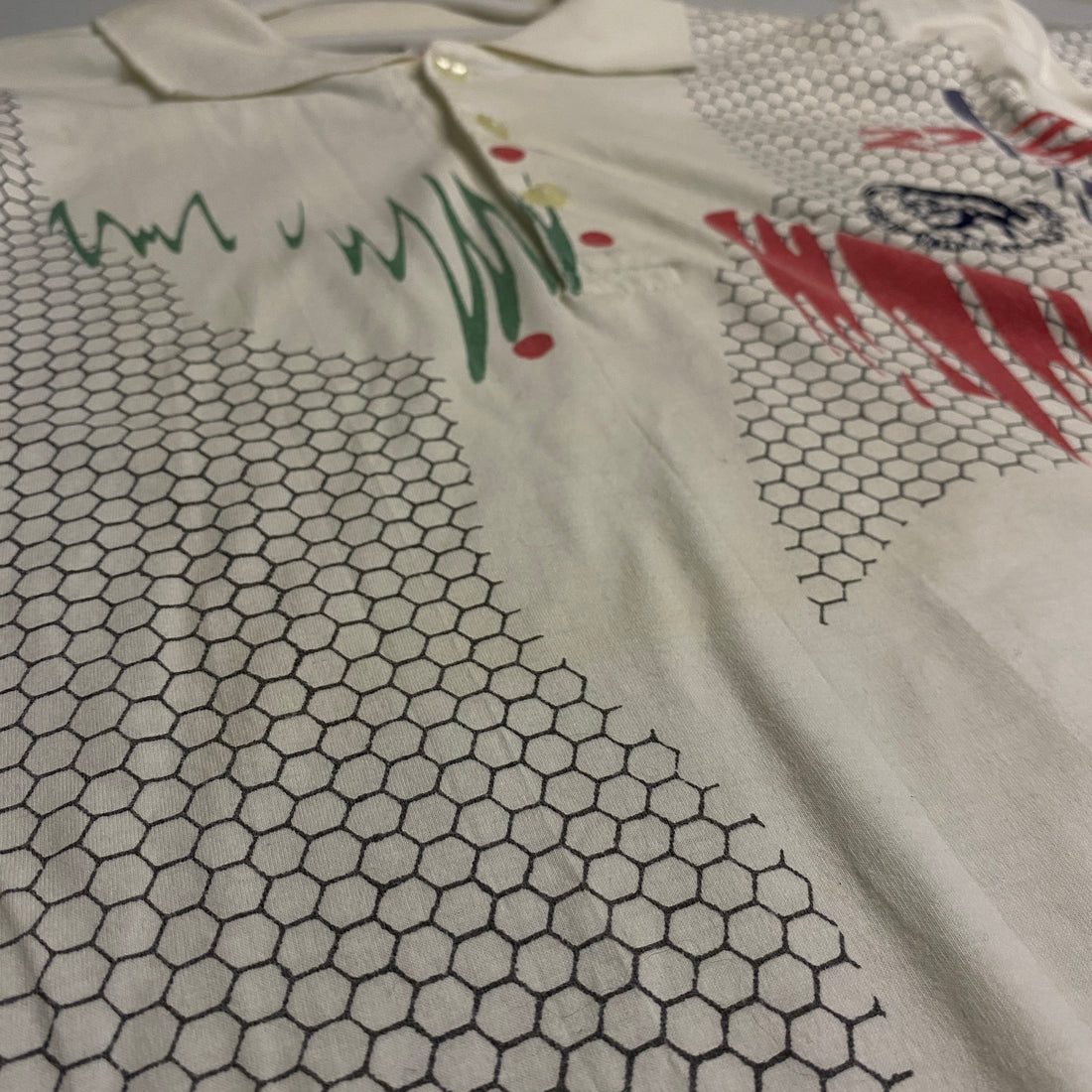 POLO DIESEL BLANCO CON PRINT GRÁFICO Y HEXÁGONOS