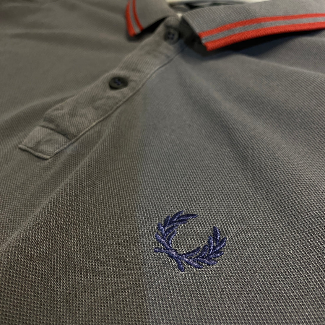 POLO FRED PERRY GRIS CON DETALLES ROJO-BLANCO