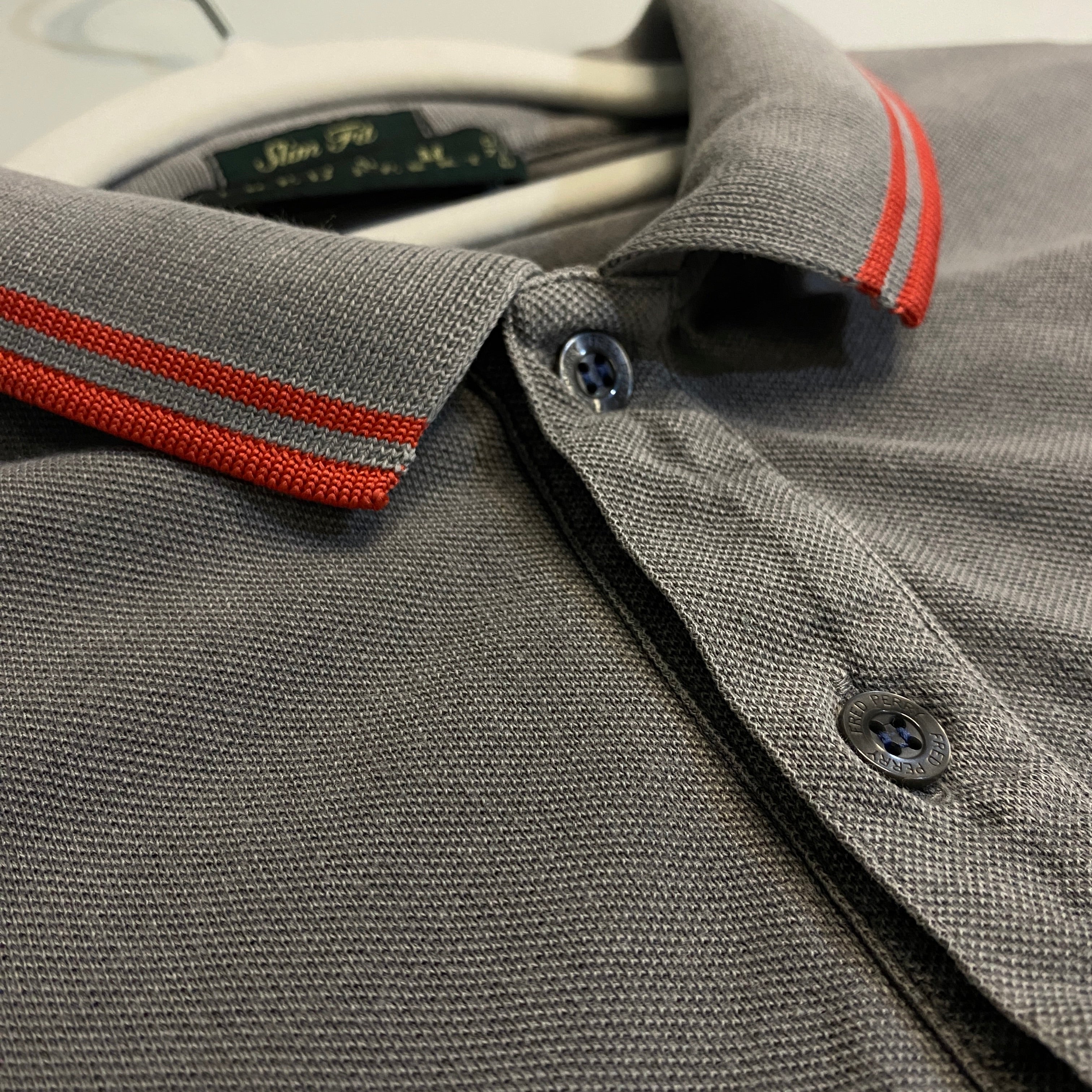 POLO FRED PERRY GRIS CON DETALLES ROJO-BLANCO
