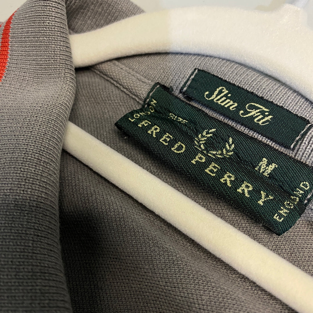 POLO FRED PERRY GRIS CON DETALLES ROJO-BLANCO