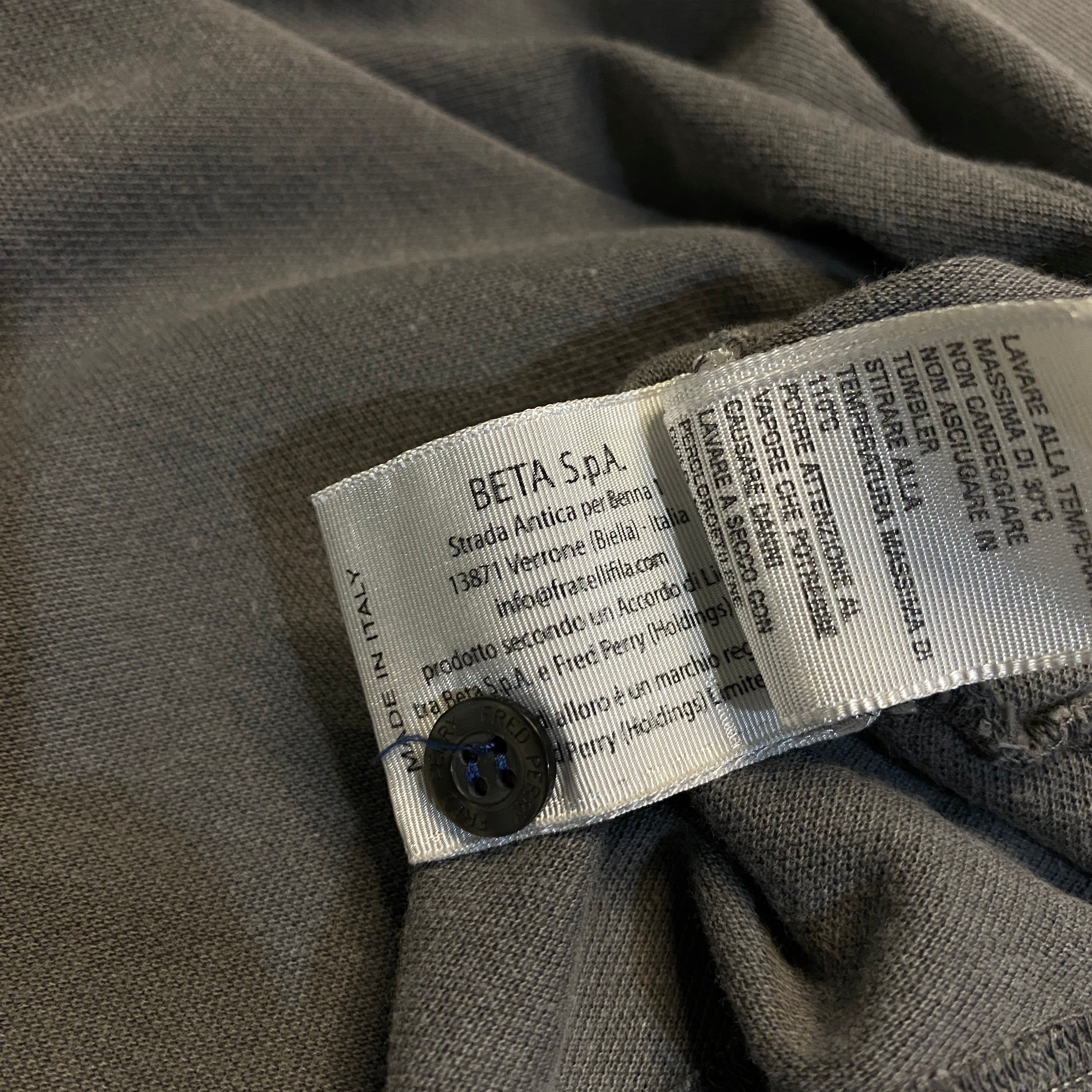 POLO FRED PERRY GRIS CON DETALLES ROJO-BLANCO