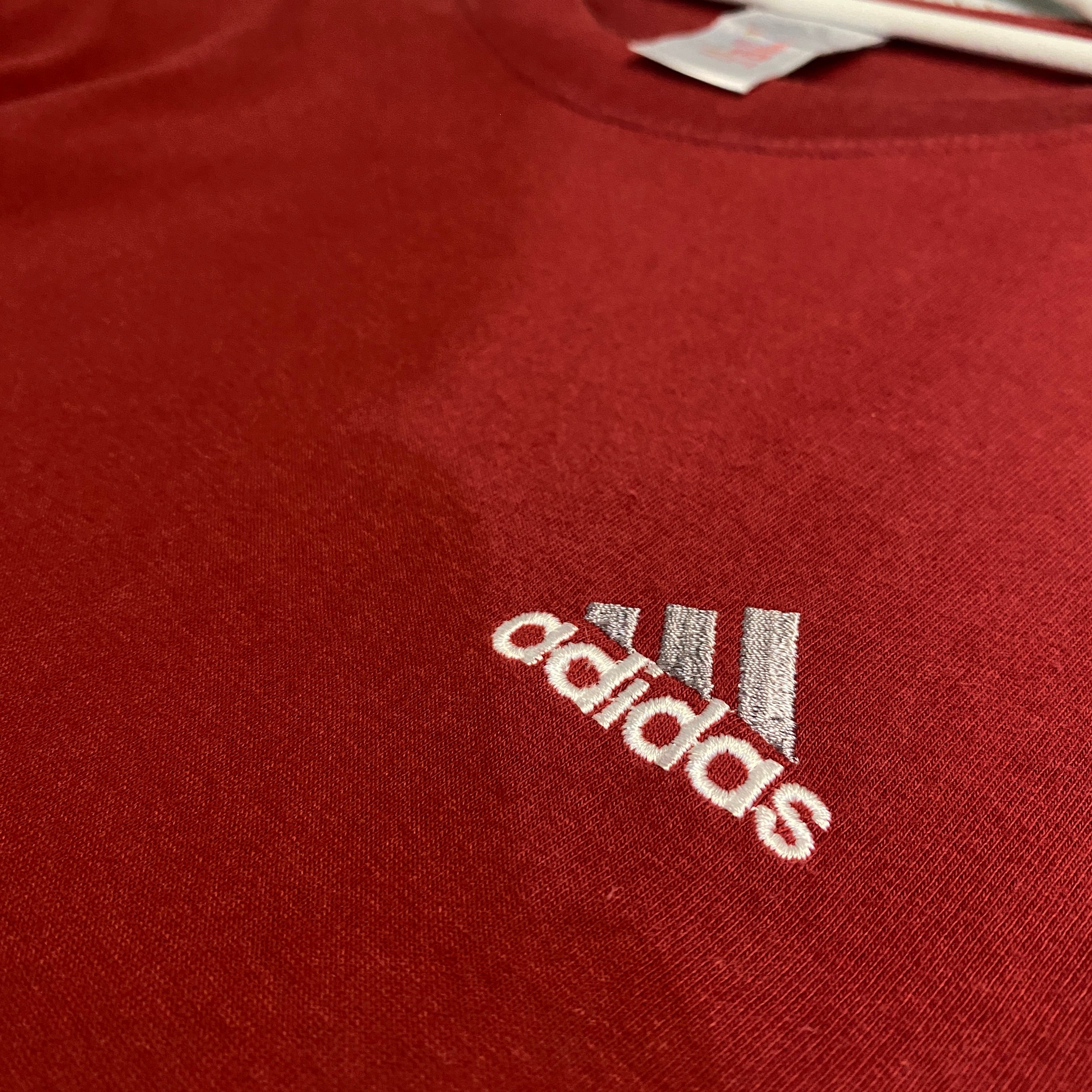 CAMISETA ADIDAS BURDEOS CON TRES RAYAS BLANCAS