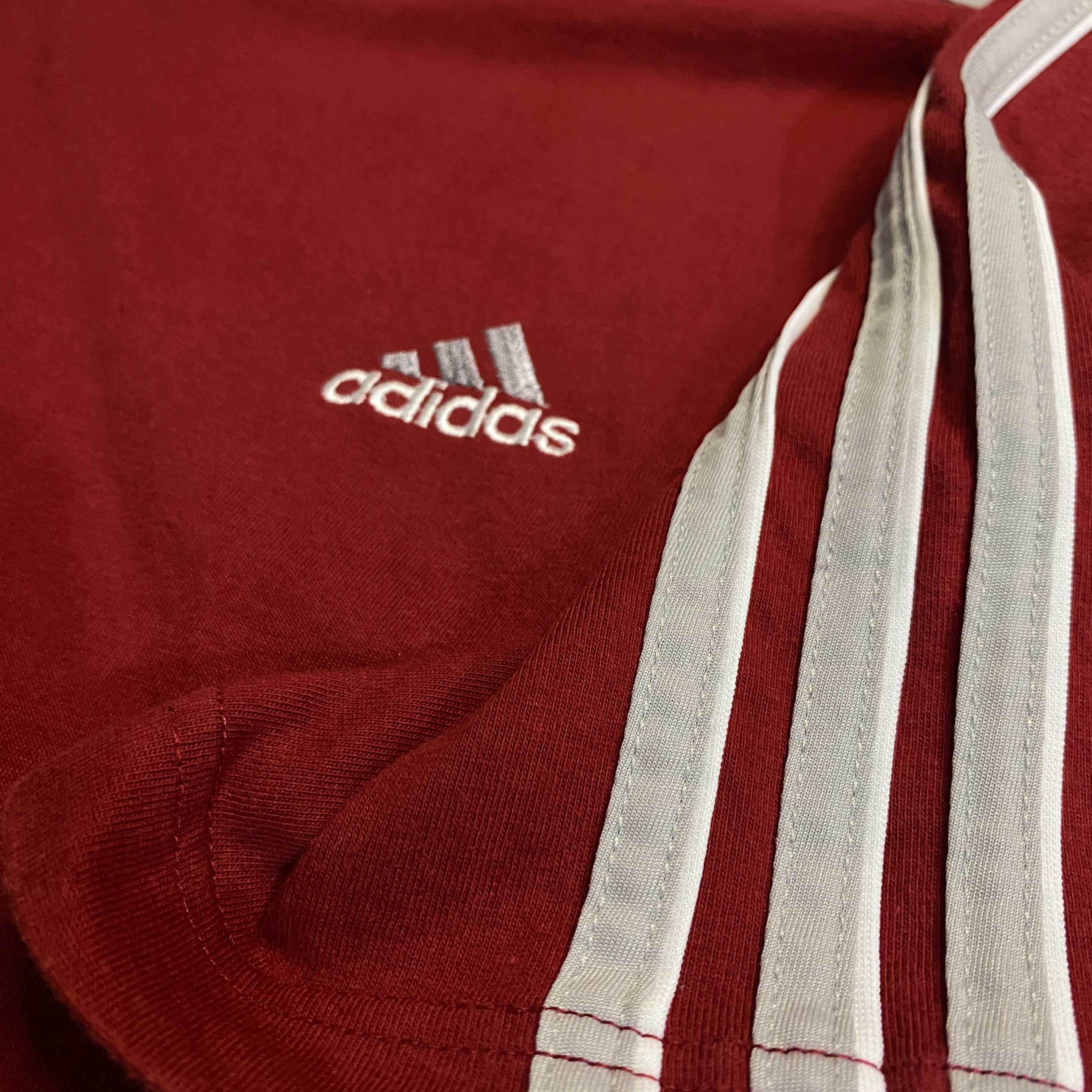 CAMISETA ADIDAS BURDEOS CON TRES RAYAS BLANCAS