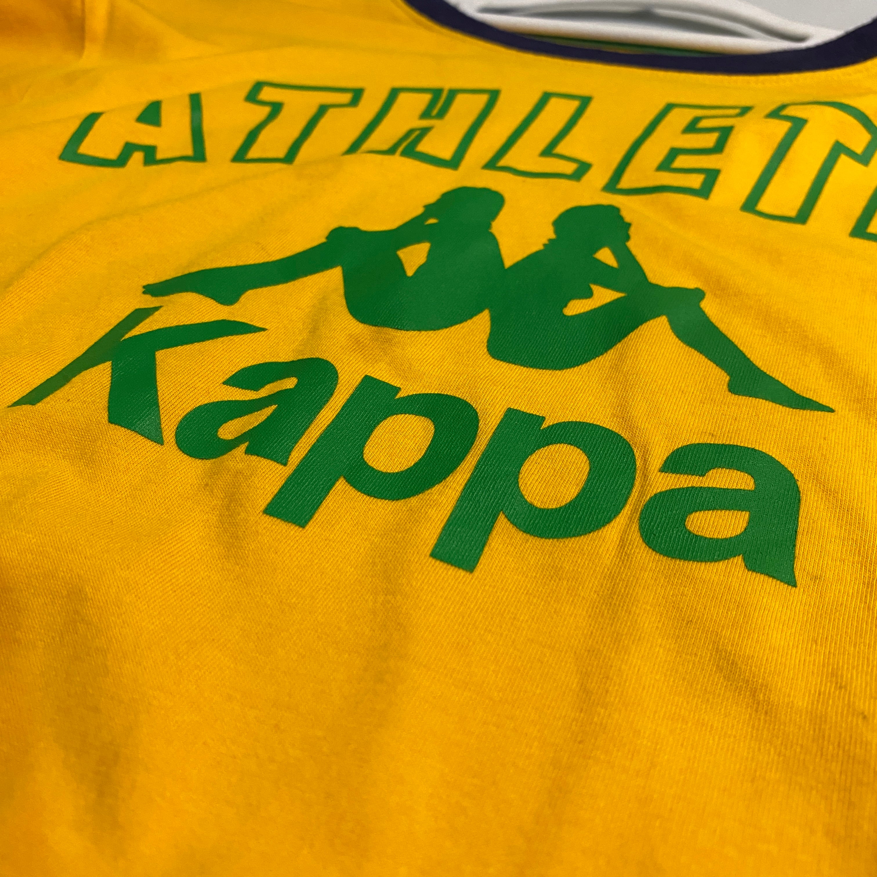 CAMISETA KAPPA AMARILLO CON PRINT ATHLETIC VERDE