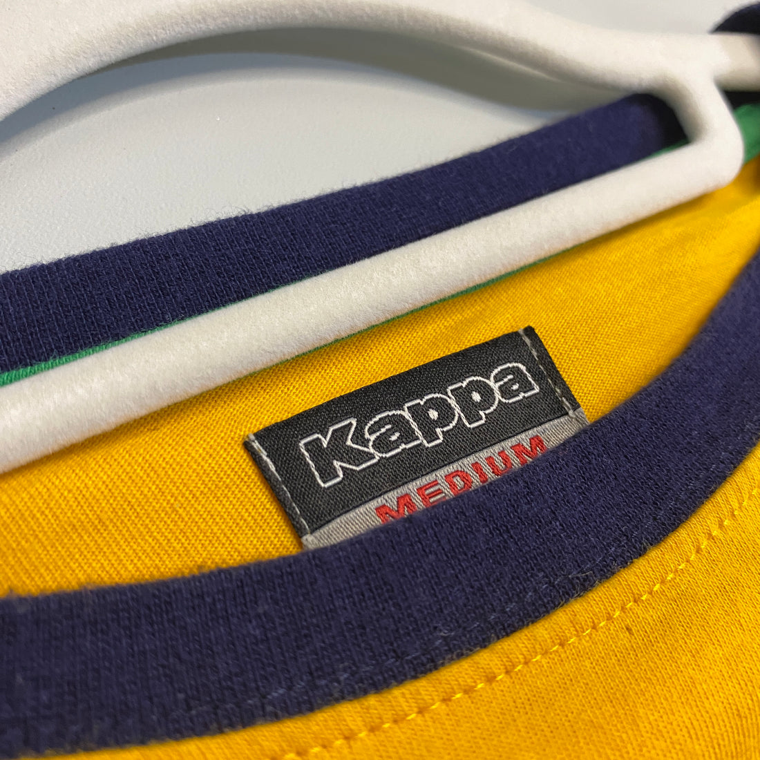 CAMISETA KAPPA AMARILLO CON PRINT ATHLETIC VERDE