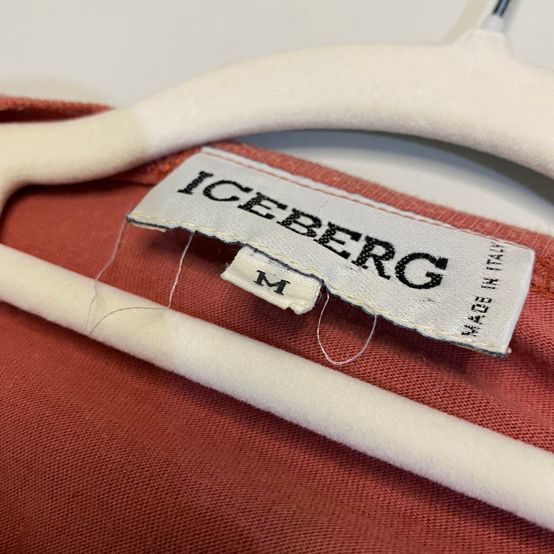 CAMISETA ICEBERG MARRÓN CON PRINT PROSPECTOR