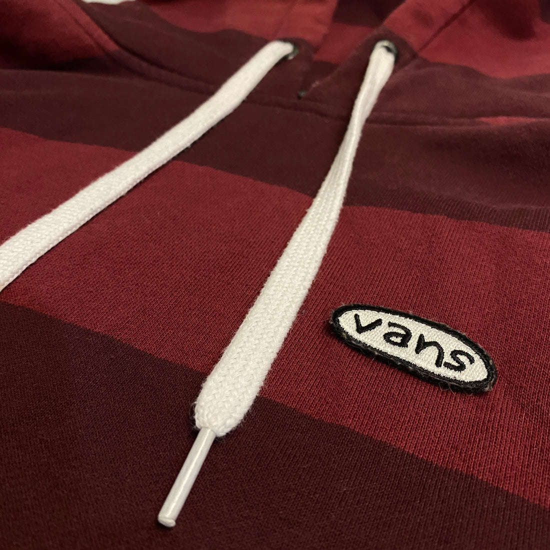 SUDADERA CON CAPUCHA VANS BURDEOS CON RAYAS